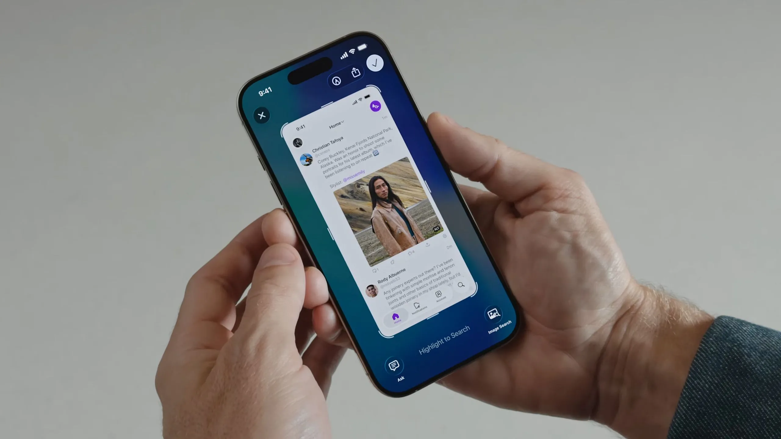 Ảnh chụp màn hình iPhone trên iOS 26 hiển thị tính năng Visual Intelligence cho phép tìm kiếm nội dung trên màn hình