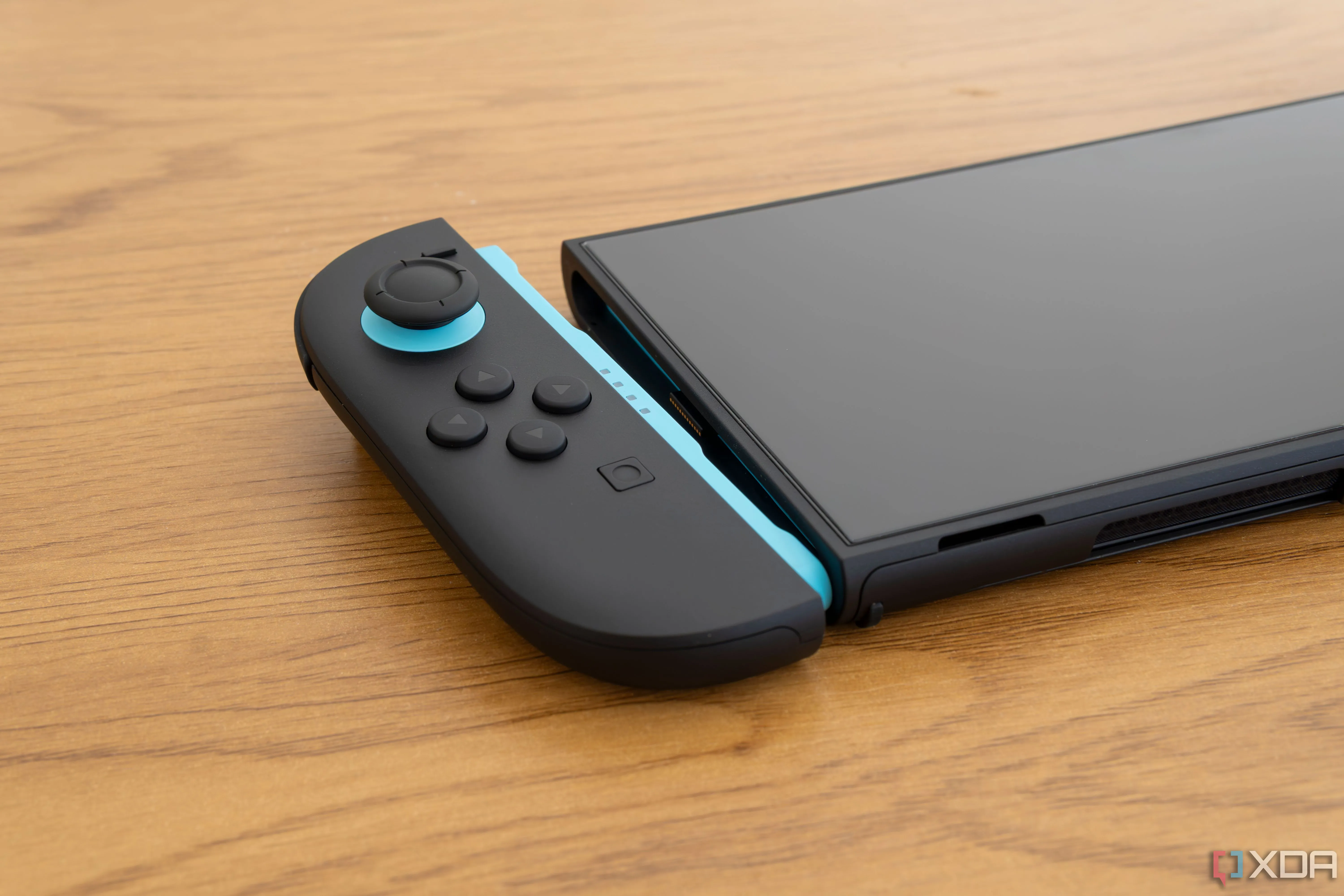 Bộ điều khiển Joy-Con 2 tháo rời bên cạnh thân máy Nintendo Switch 2