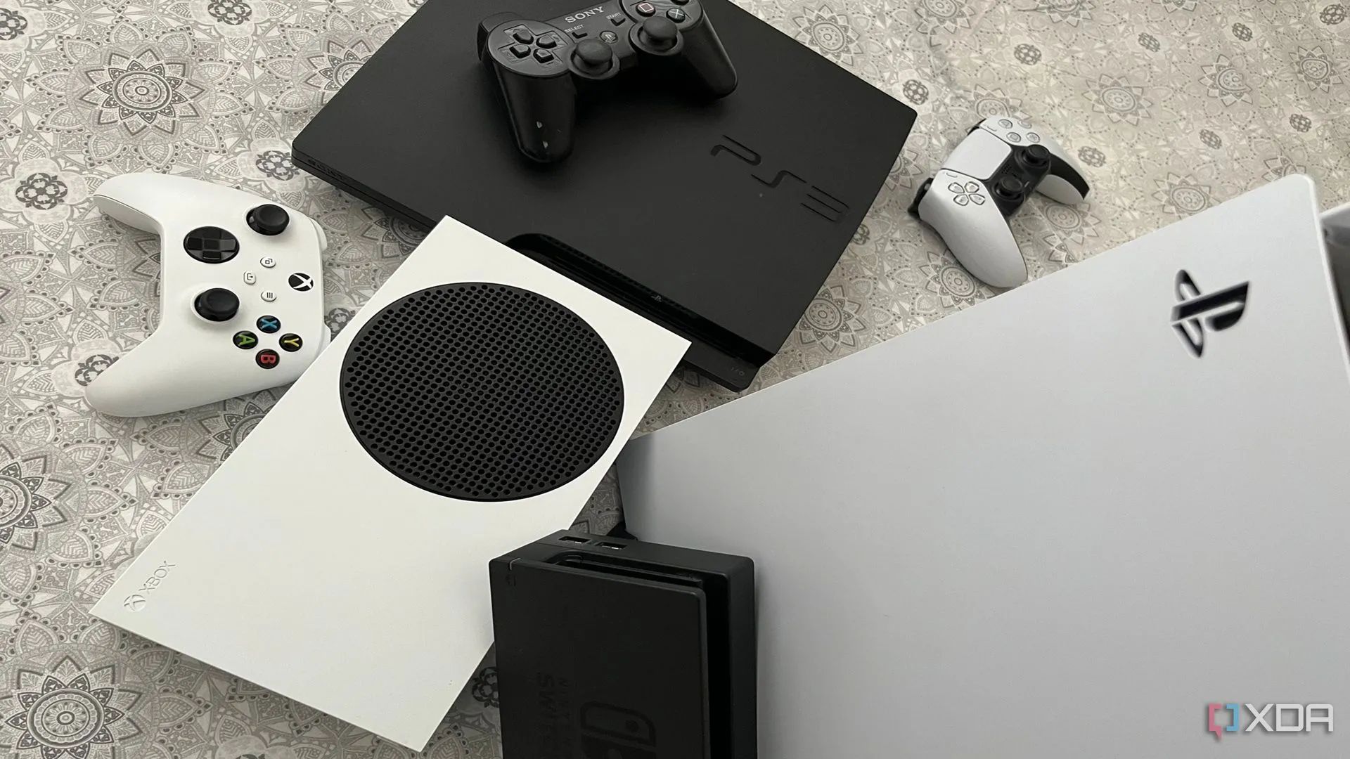 Các hệ máy console hiện đại và cũ, bao gồm Xbox Series X và PS5, minh họa sự đa dạng phần cứng trong ngành game