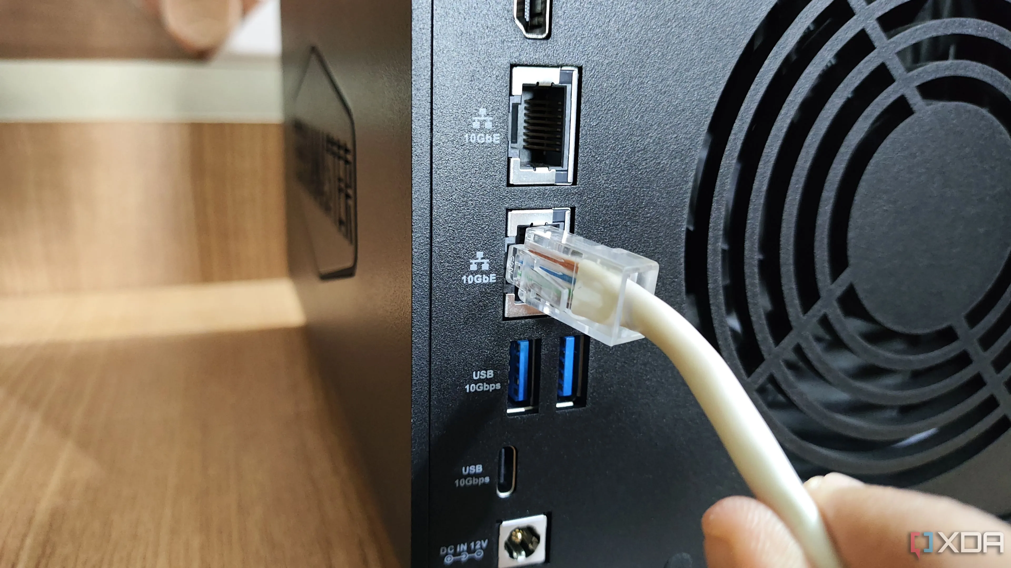 Cắm cáp Ethernet vào cổng LAN 10GbE trên thiết bị NAS TerraMaster F4-424 Max