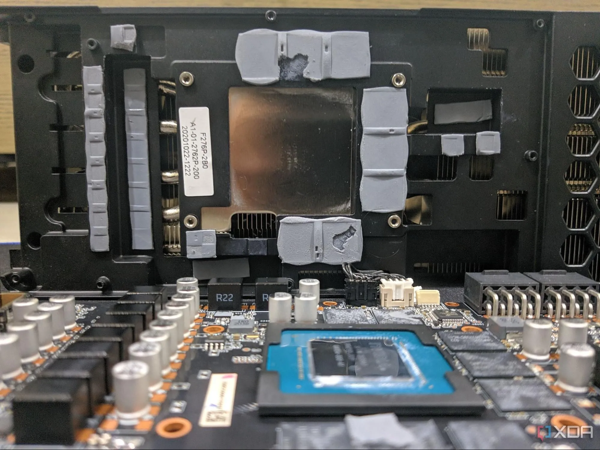 Cận cảnh chip xử lý đồ họa (GPU die), tản nhiệt, và các miếng dán tản nhiệt (thermal pad) trên card màn hình