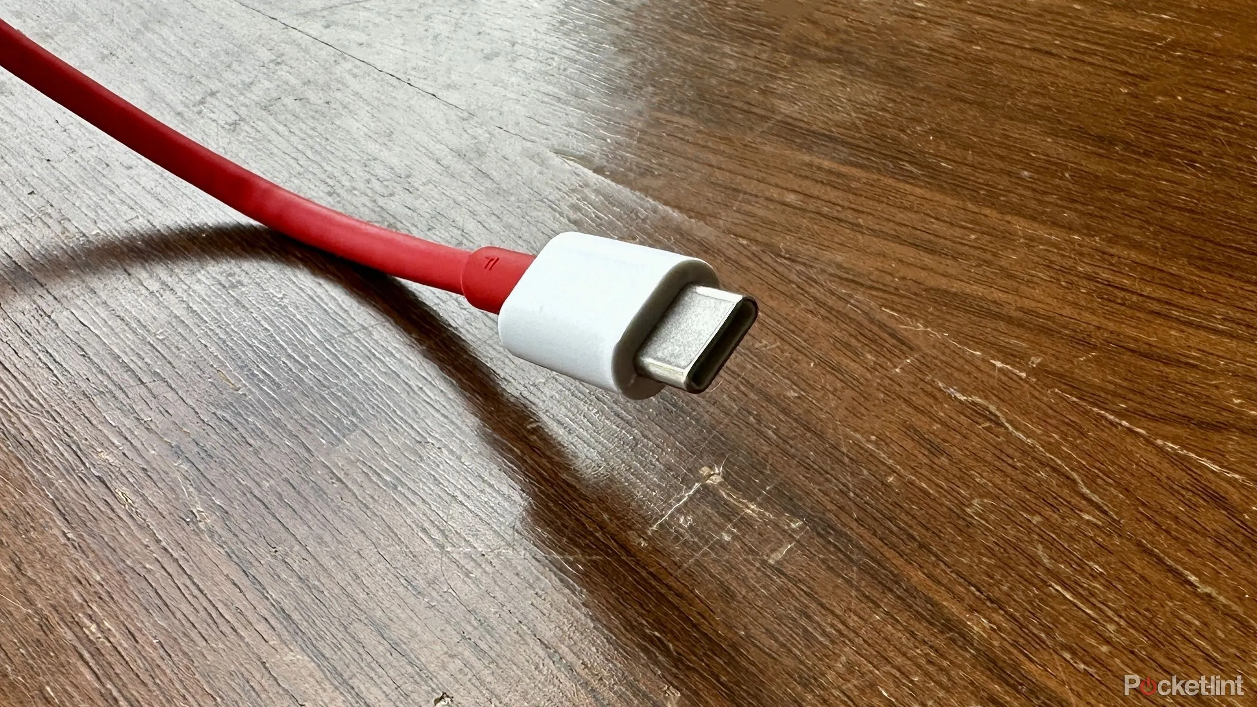 Cáp USB-C màu đỏ, đại diện cho đầu nối tiện lợi phổ biến với chuẩn USB 3.0 trở lên