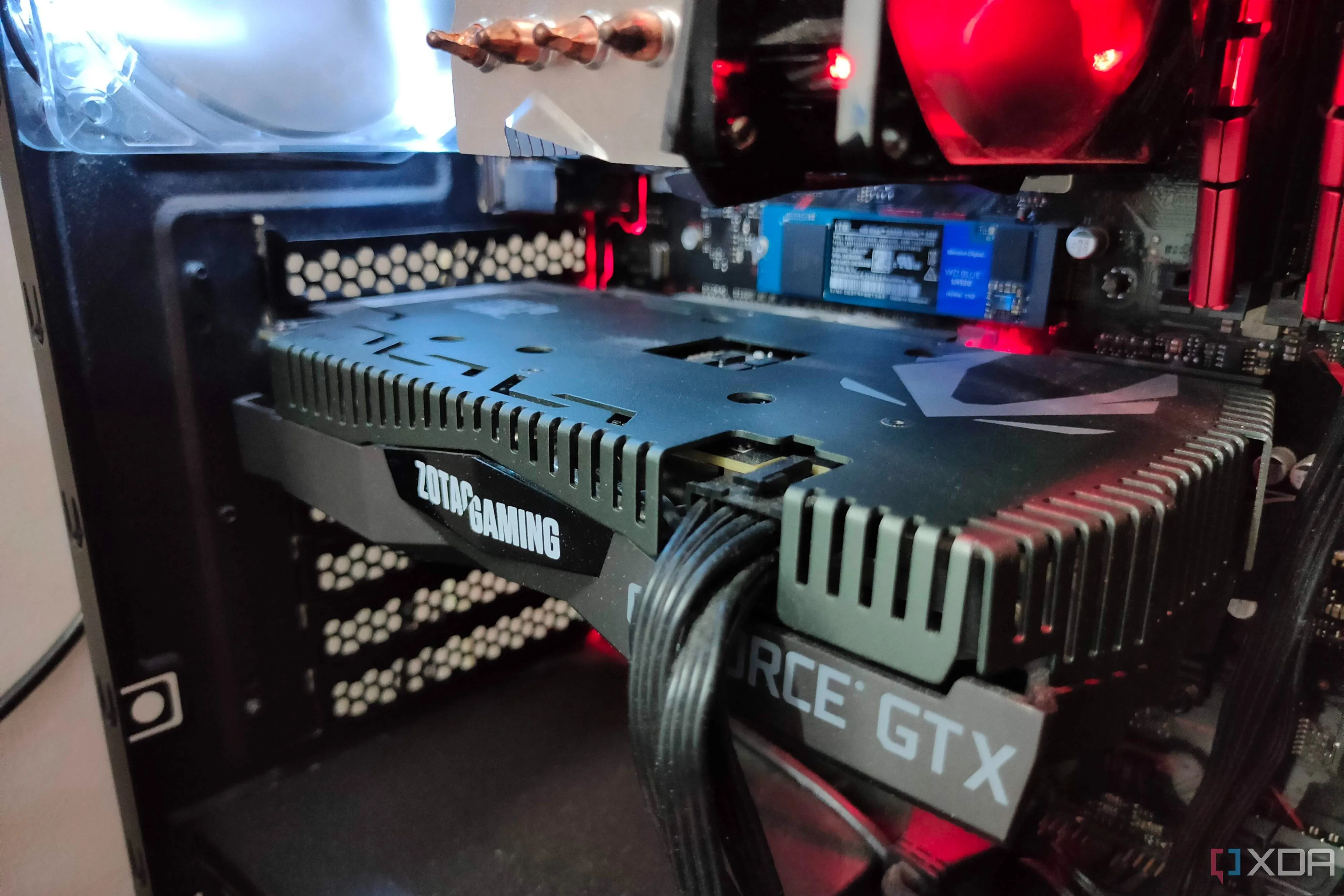 Card đồ họa GeForce GTX 1660 Ti bên trong máy tính chơi game