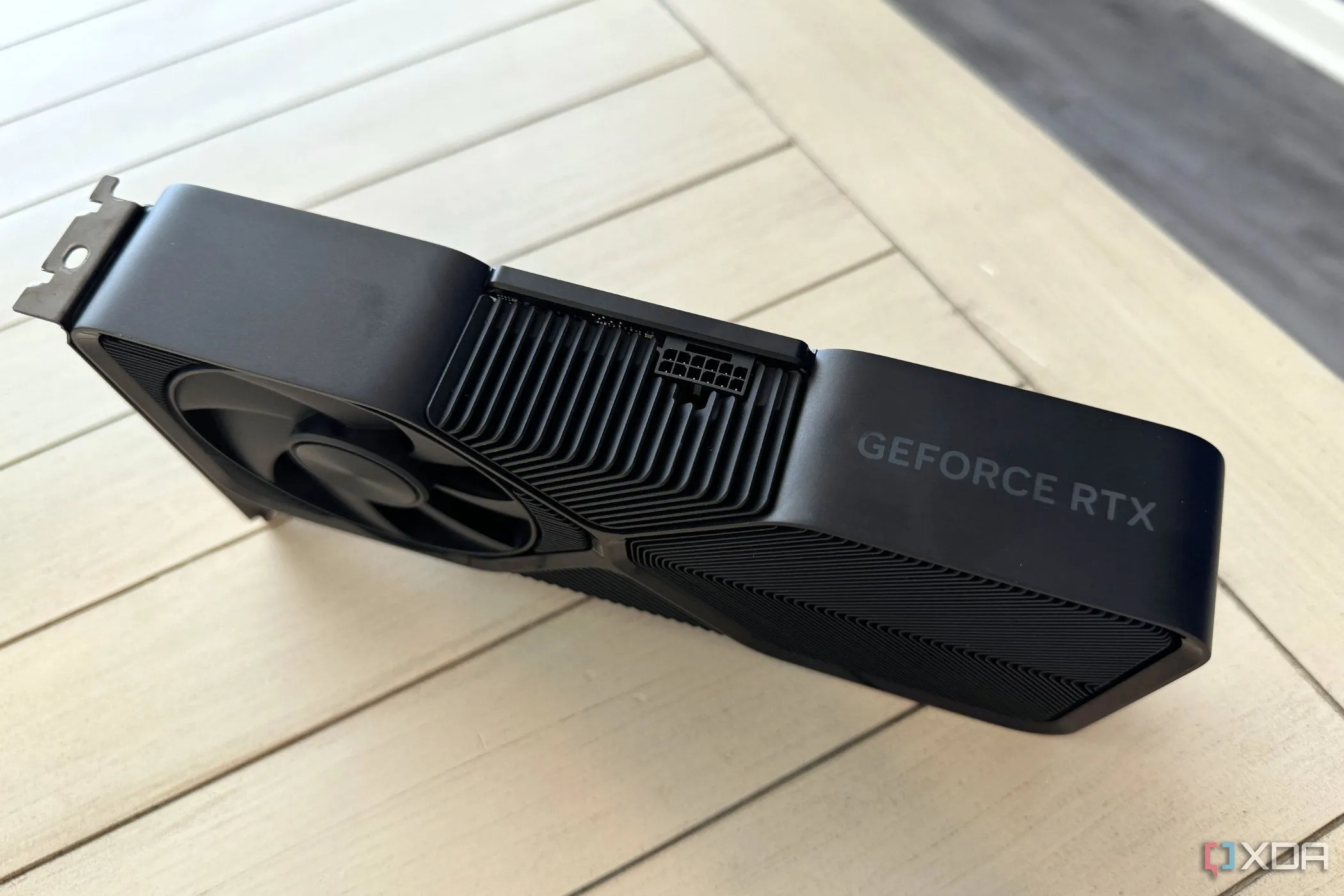 Card đồ họa Nvidia GeForce RTX 4070 Super Founders Edition đặt trên bàn, biểu tượng cho phần cứng PC thế hệ mới