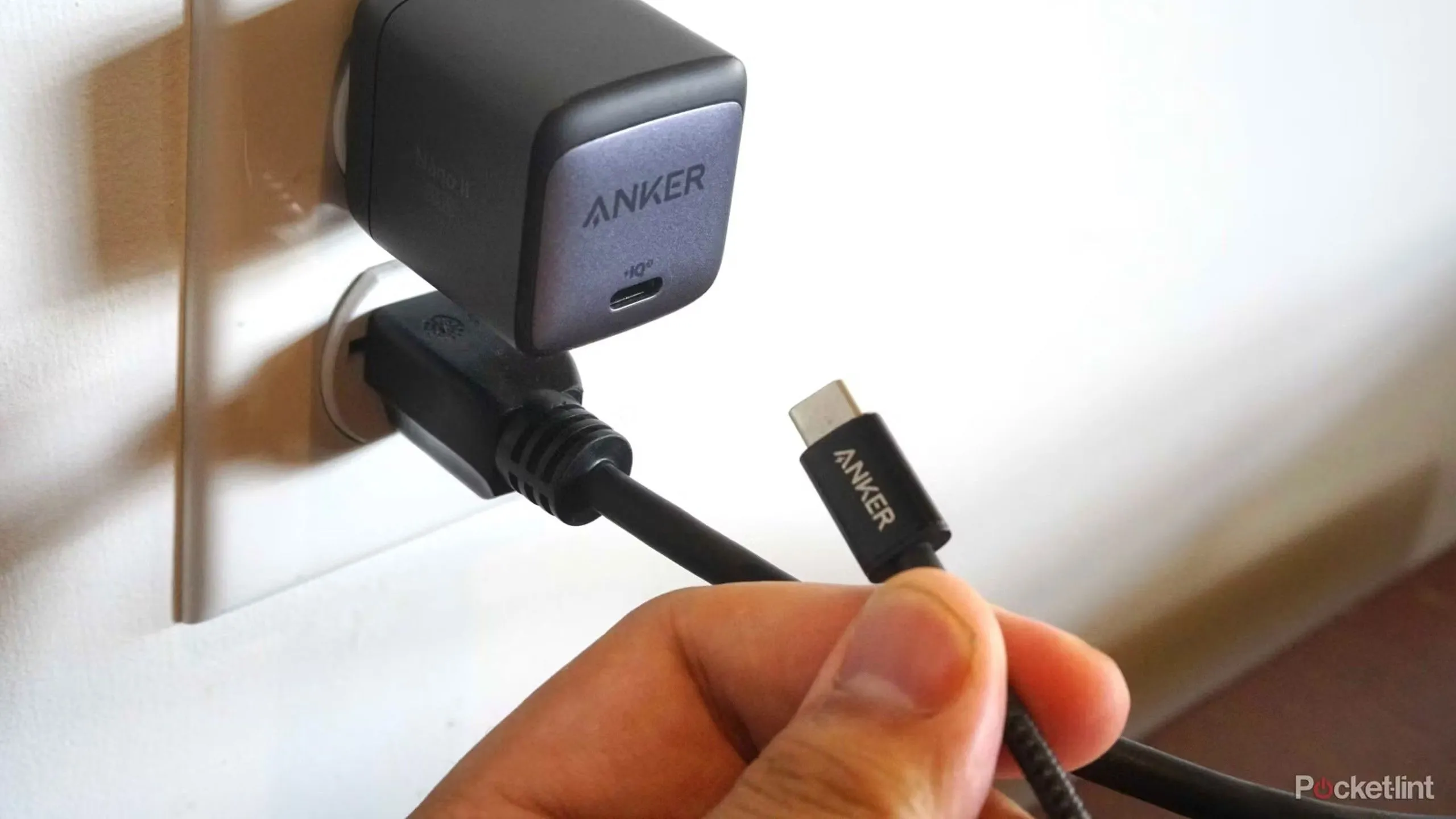 Củ sạc và cáp Anker USB-C, minh họa cho khả năng sạc nhanh qua USB Power Delivery của các chuẩn USB 3.1/3.2