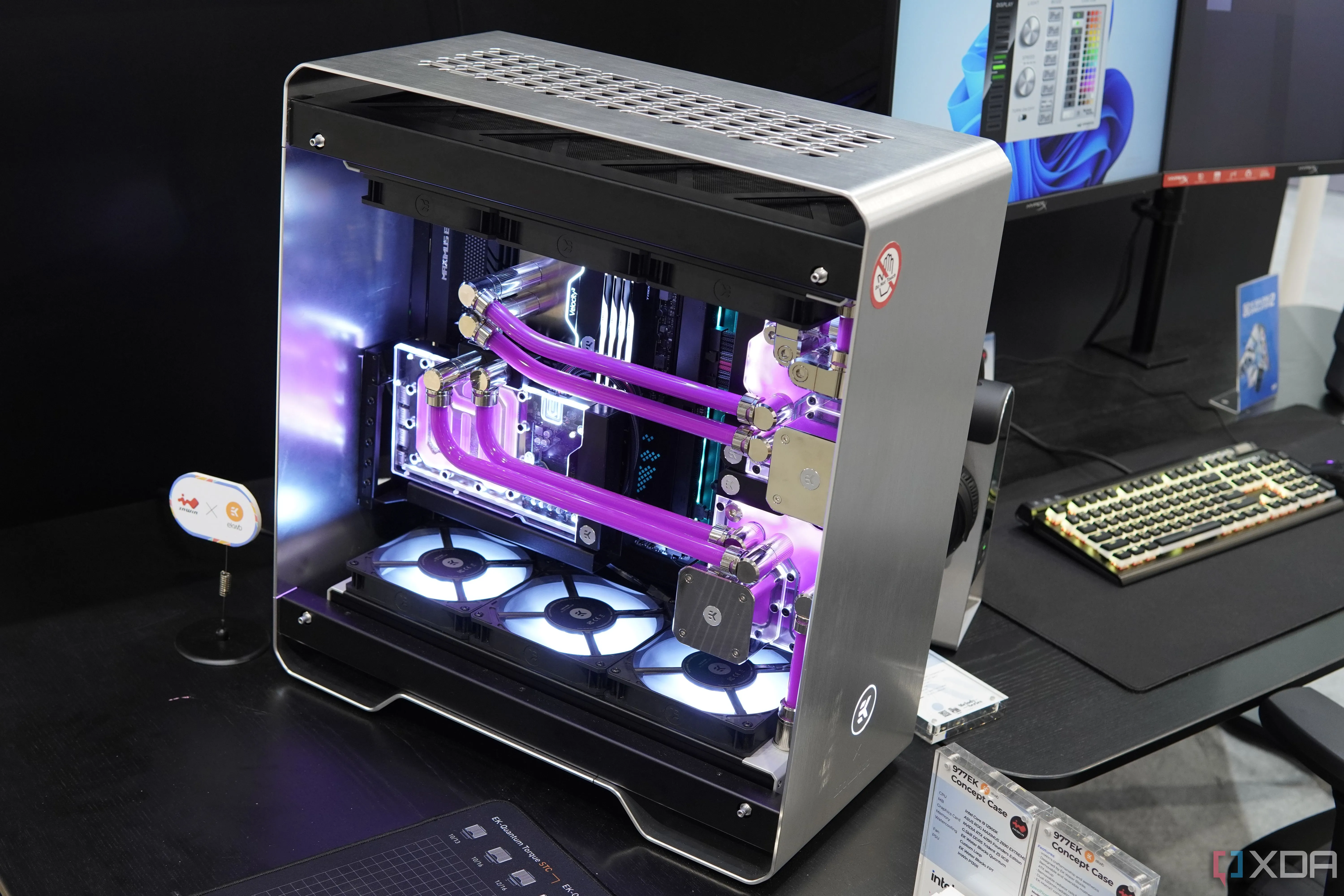 Dàn PC tùy chỉnh InWin 977EK cao cấp với vỏ kim loại bạc và tản nhiệt nước màu hồng