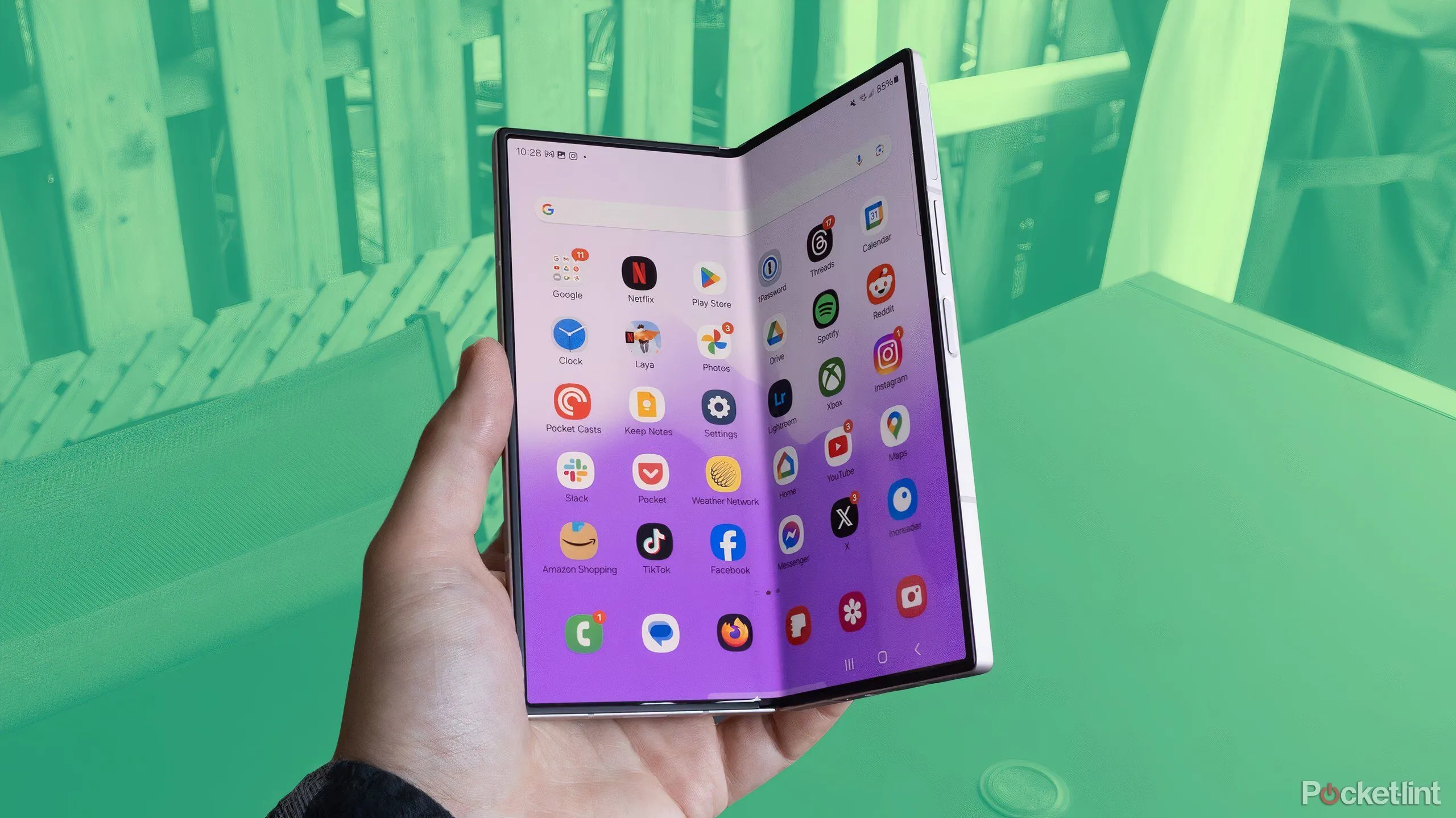 Điện thoại gập Samsung Galaxy Z Fold 6 trên phông nền xanh lá