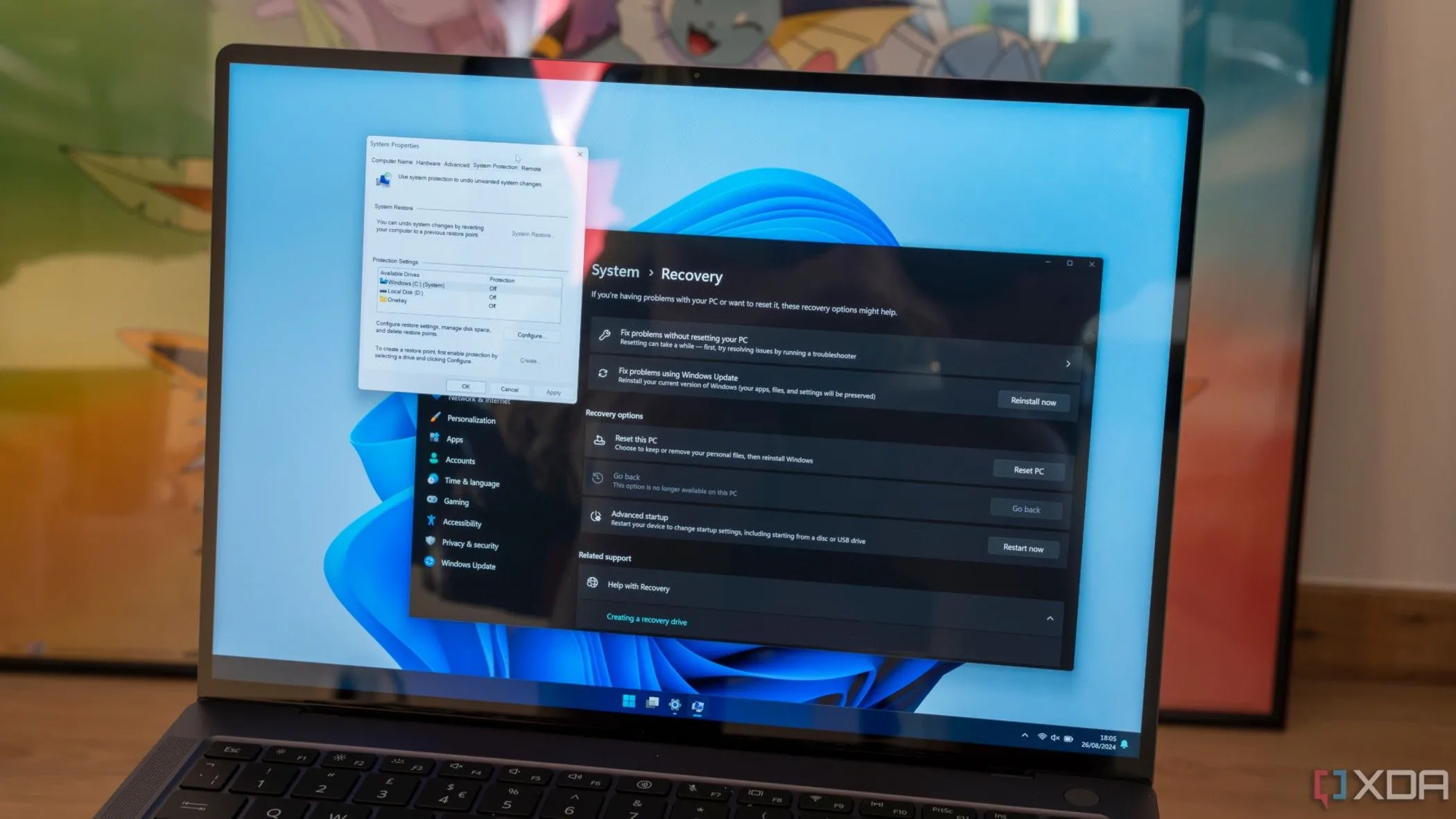 Giao diện Cài đặt (Settings) và Bảng điều khiển (Control Panel) trên Windows 11, minh họa sự thay đổi UI so với Windows 7 khiến các tính năng cũ như Device Stage bị loại bỏ.