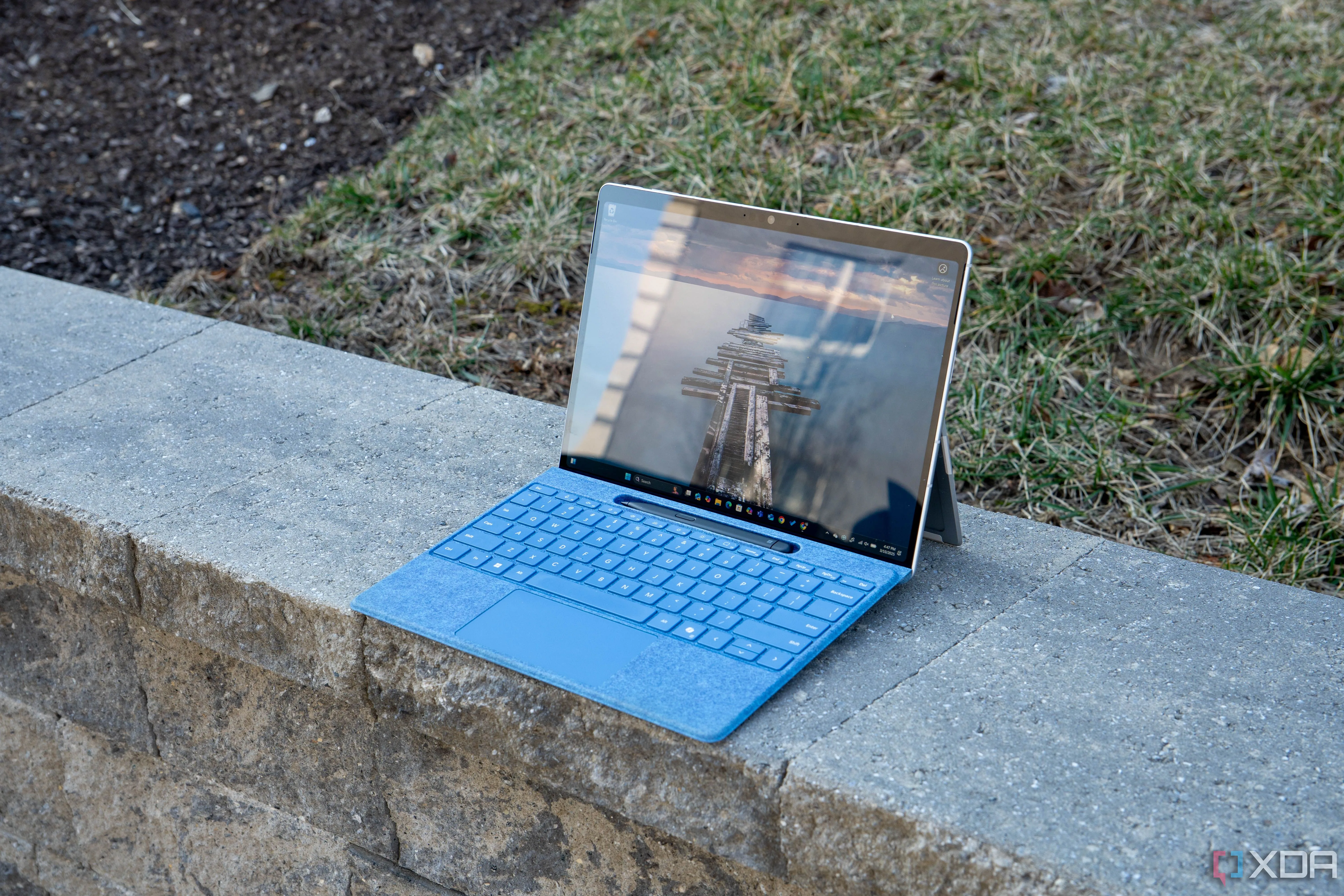 Góc nhìn cận cảnh cổng kết nối Thunderbolt 4 và Surface Connect trên Microsoft Surface Pro 11