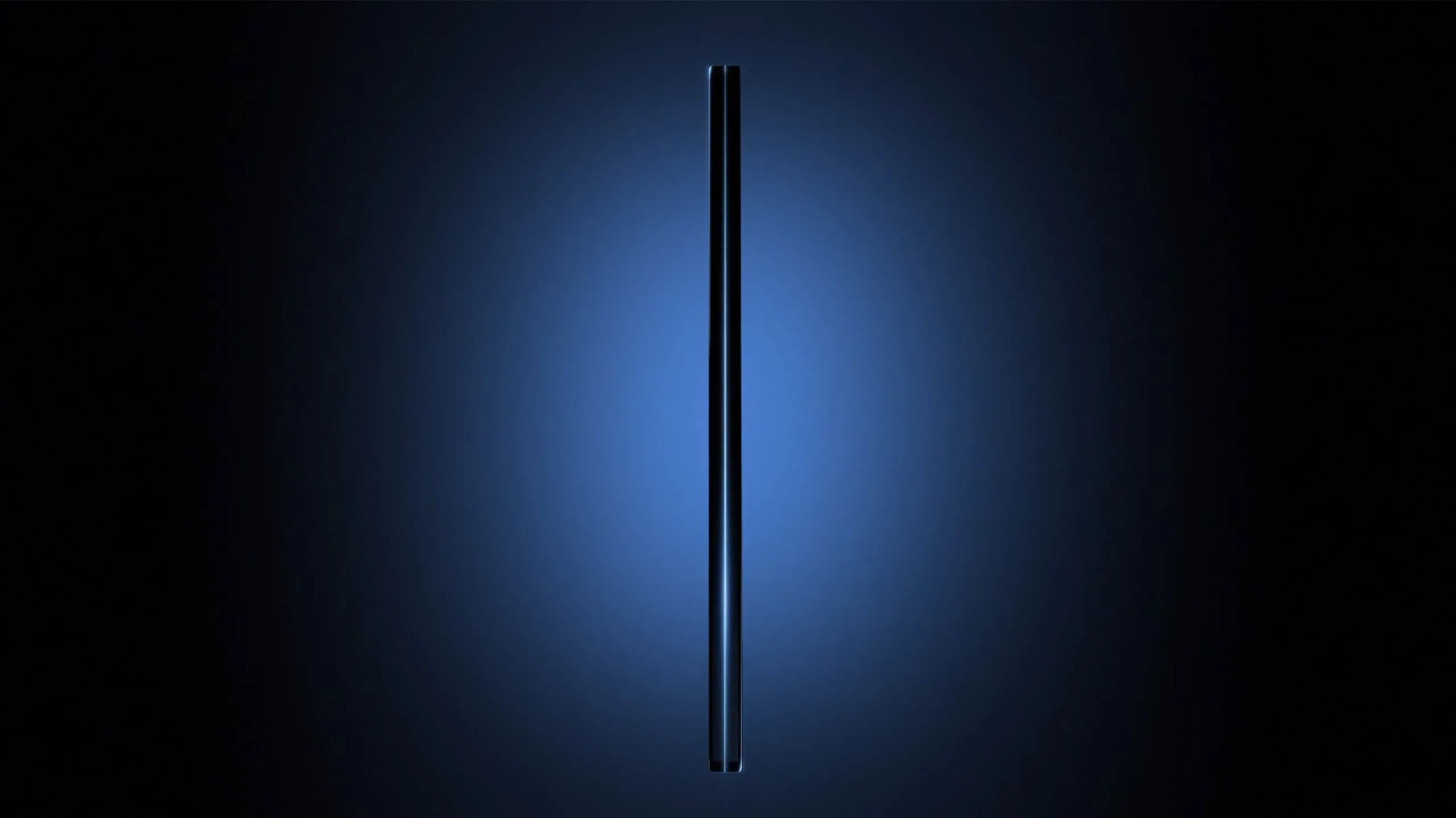 Góc nhìn cạnh bên cho thấy thiết kế siêu mỏng của điện thoại gập Samsung trong đoạn nhá hàng