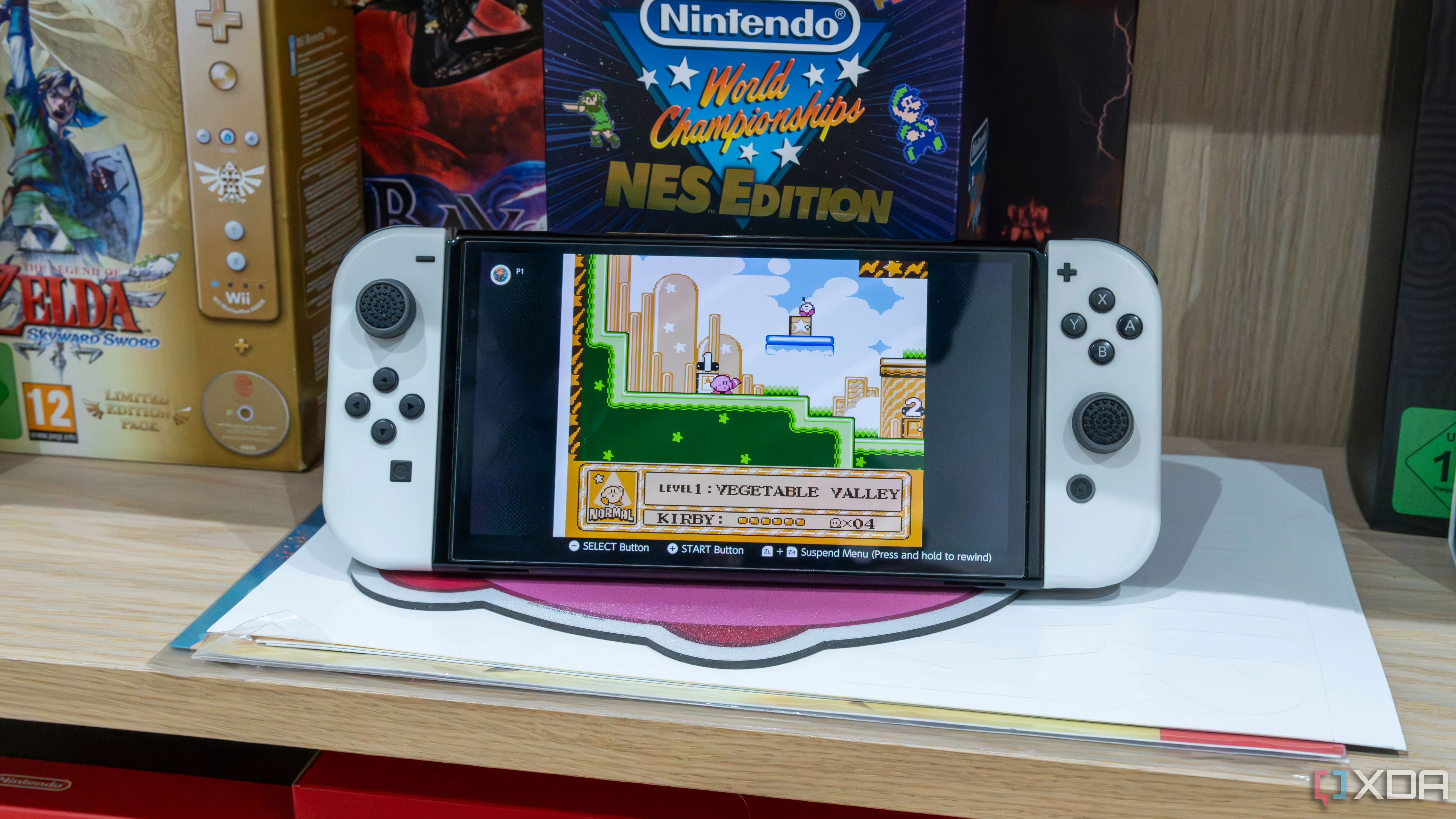 Hình ảnh máy chơi game Nintendo Switch OLED đang chạy một tựa game Kirby cổ điển, minh họa việc chơi game retro trên nền tảng hiện đại