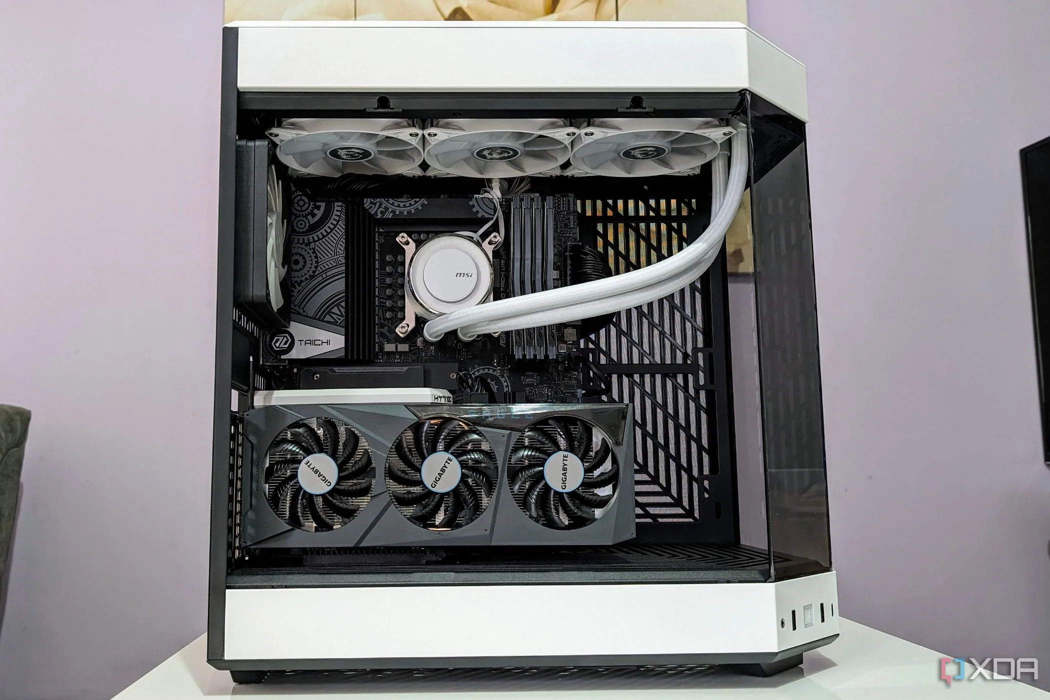 Hình ảnh máy tính trong case màu trắng với tản nhiệt nước AIO trắng