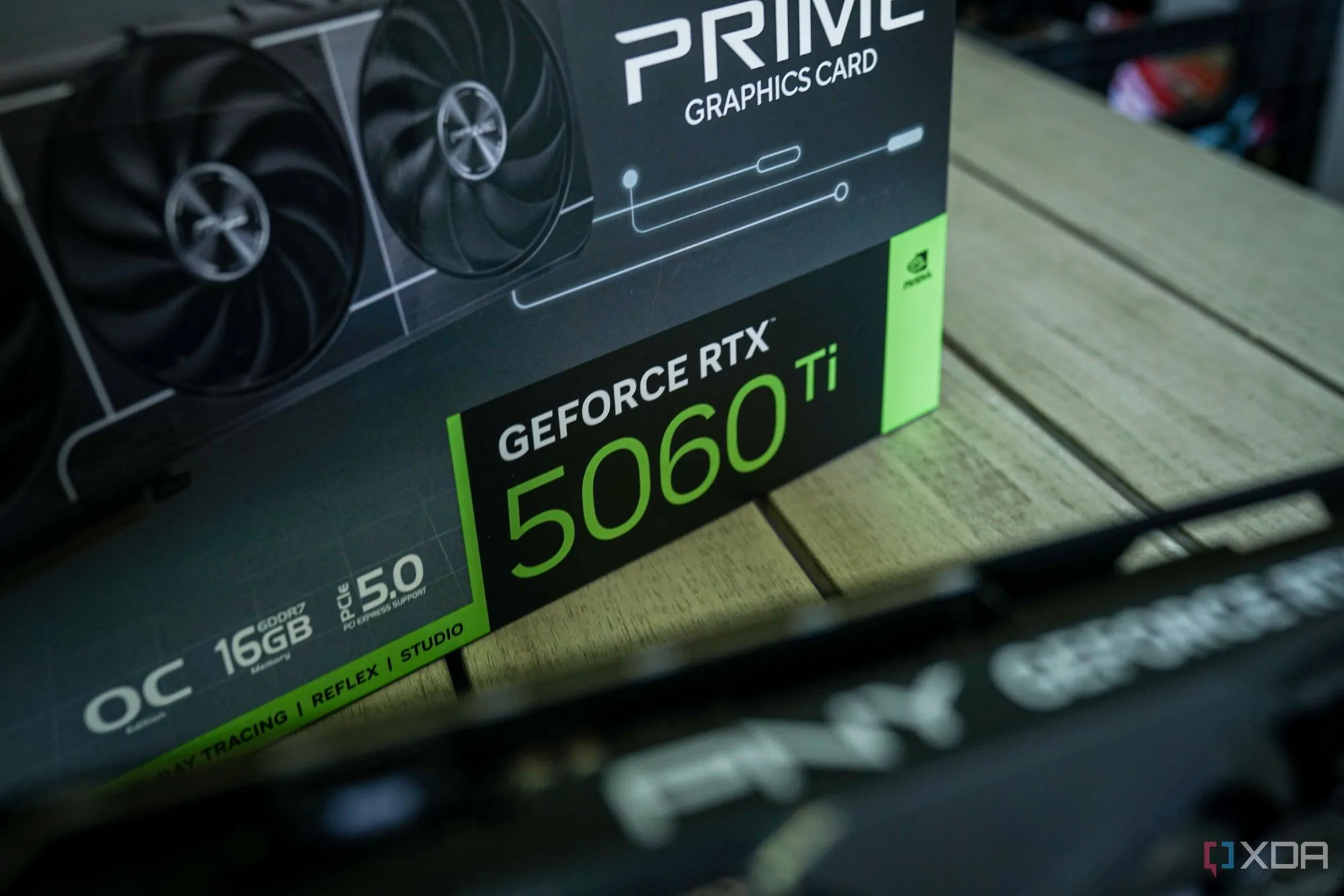 Hộp card đồ họa Nvidia GeForce, minh họa vấn đề dung lượng VRAM hạn chế.