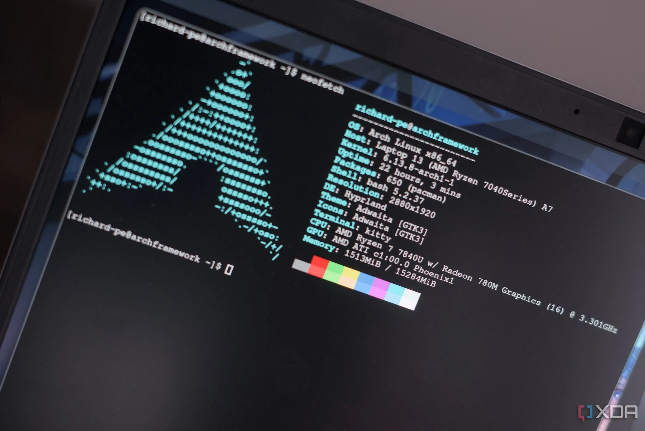 Laptop Framework chạy Arch Linux với giao diện Hyprland hiển thị Neofetch