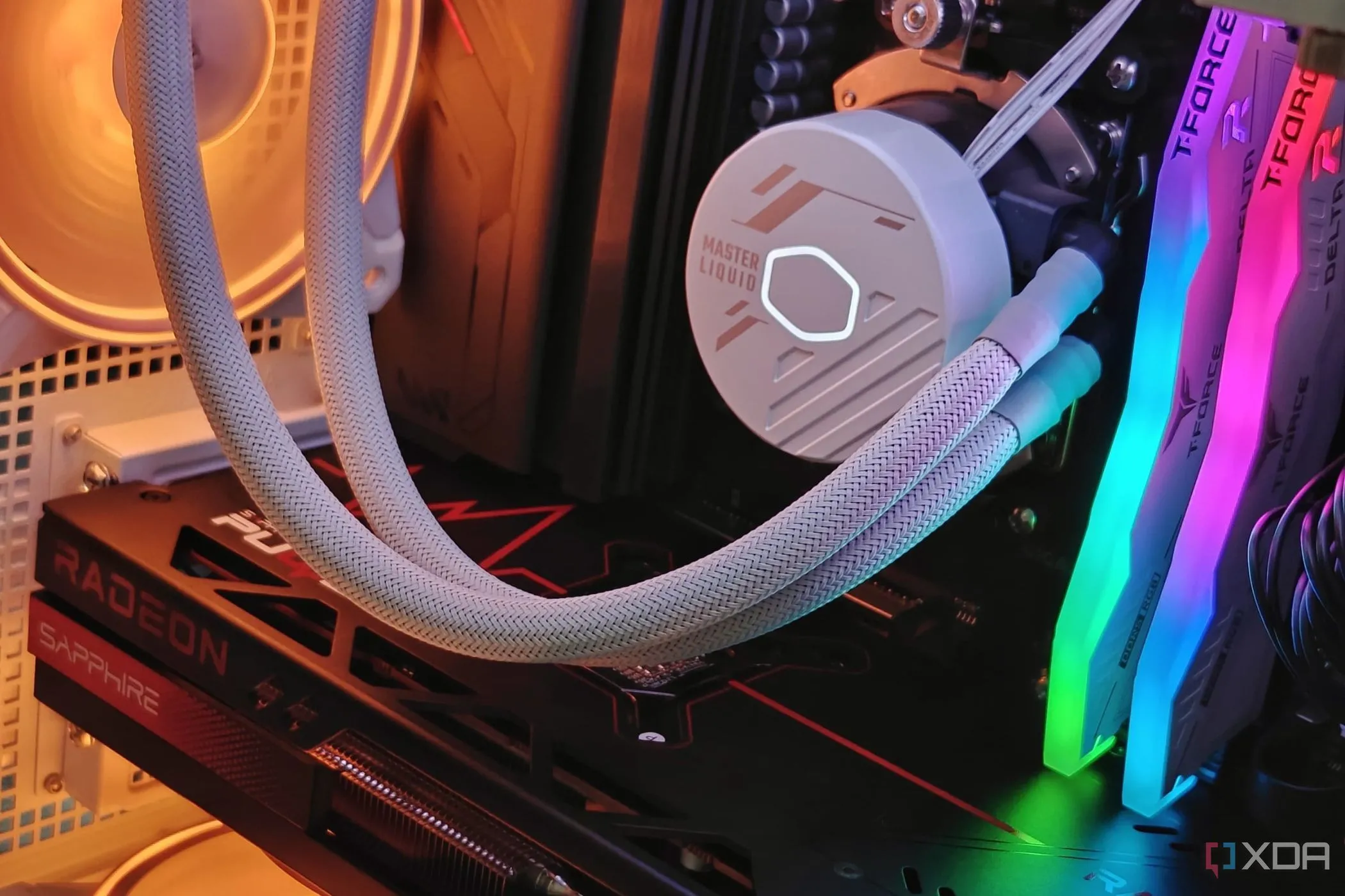 Linh kiện bên trong một case máy tính chơi game có đèn RGB