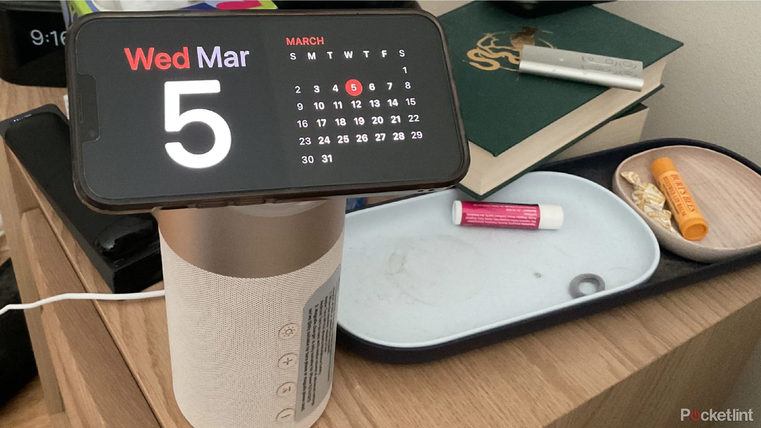 Màn hình iPhone ở chế độ StandBy hiển thị widget lịch