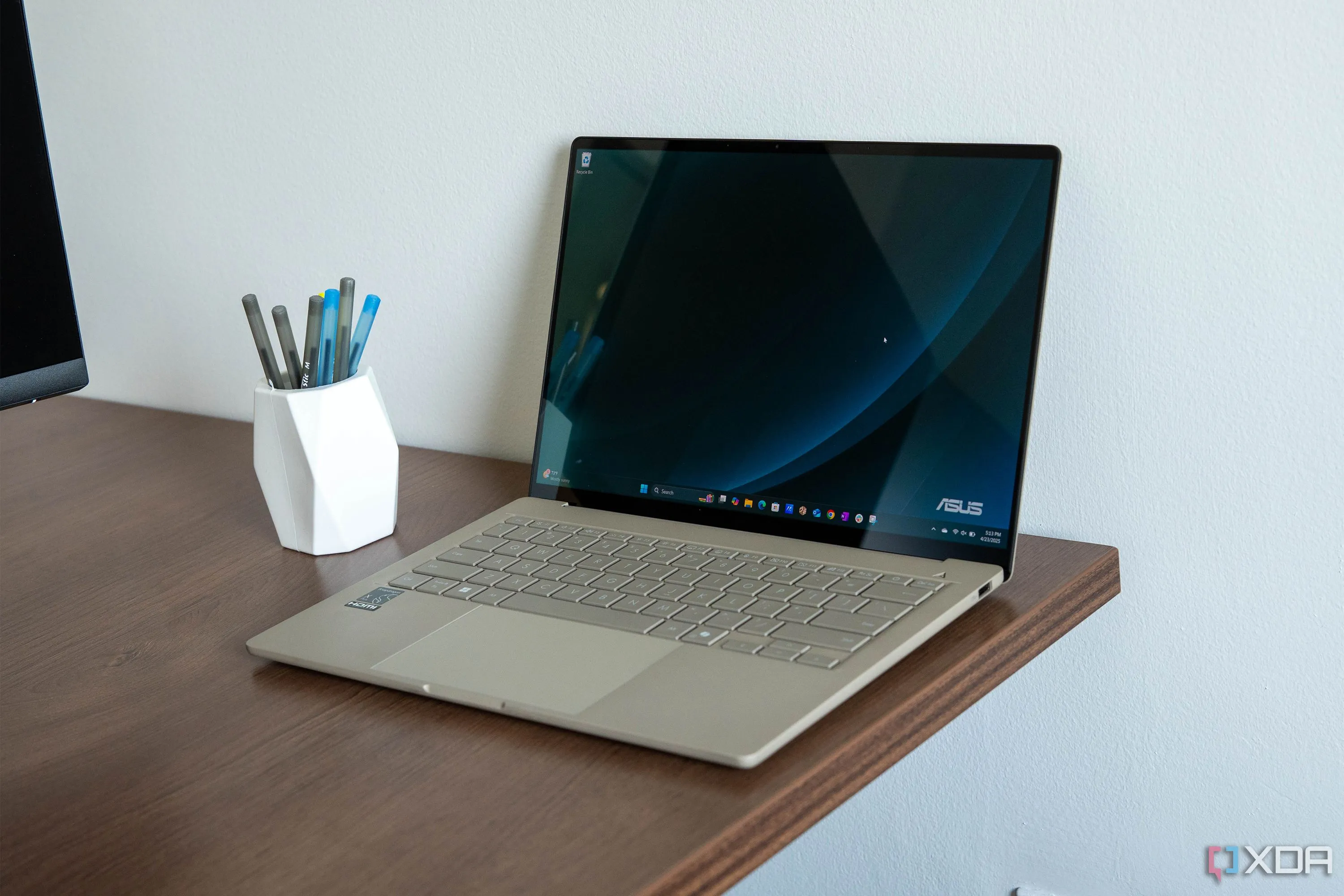 Màn hình OLED tuyệt đẹp của laptop Asus Zenbook A14 hiển thị màu sắc sống động.