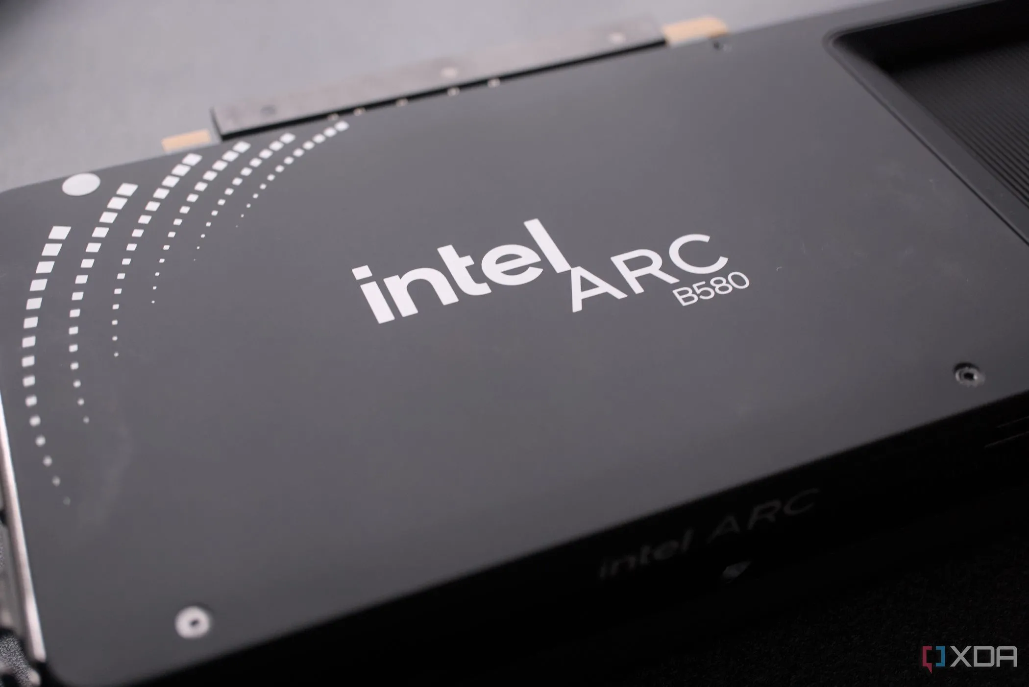 Mặt sau card đồ họa Intel Arc B580
