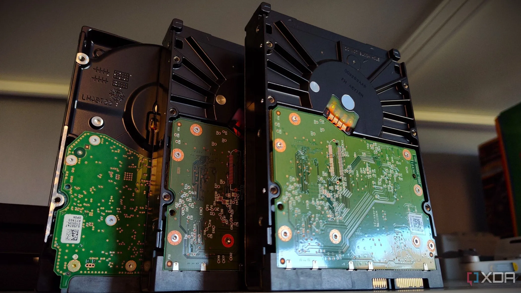 Mặt sau của các ổ cứng HDD dung lượng lớn được xếp chồng lên nhau, biểu thị khả năng lưu trữ hàng núi dữ liệu