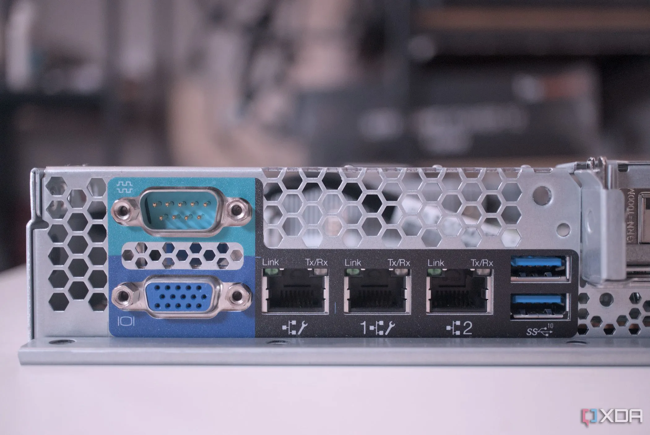 Mặt sau của máy chủ Lenovo ThinkServer V2 với các cổng kết nối