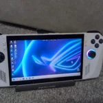 Máy chơi game cầm tay ROG Ally chạy hệ điều hành Windows, hiển thị giao diện màn hình desktop