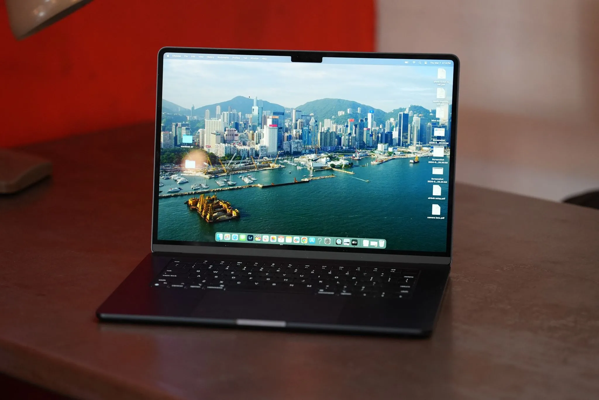 Máy MacBook Air M3 chạy hệ điều hành macOS mới