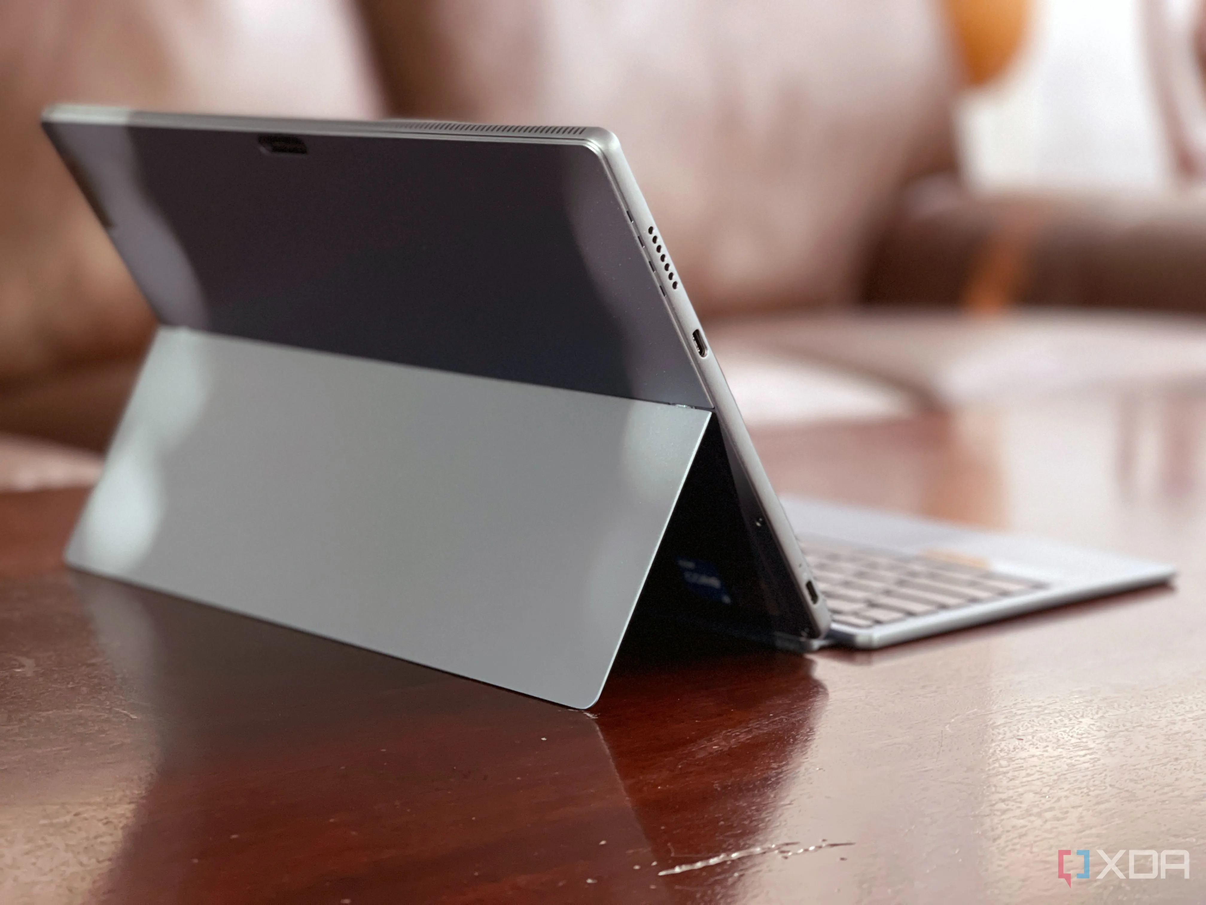 Máy tính bảng Lenovo IdeaPad Duet 5i đặt trên bàn, nhìn từ phía sau