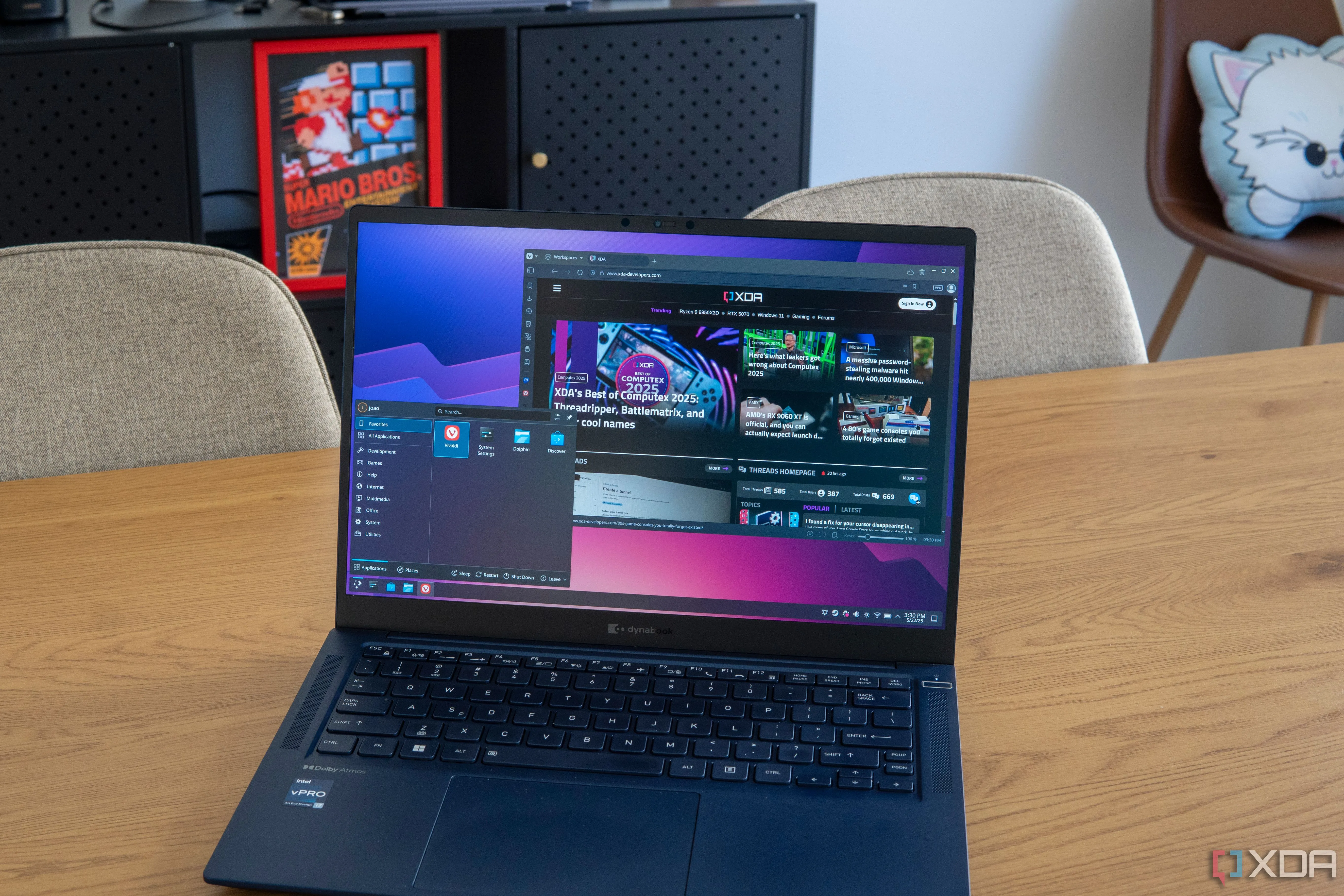 Máy tính xách tay chạy Arch Linux hiển thị trang web XDA trong trình duyệt Vivaldi