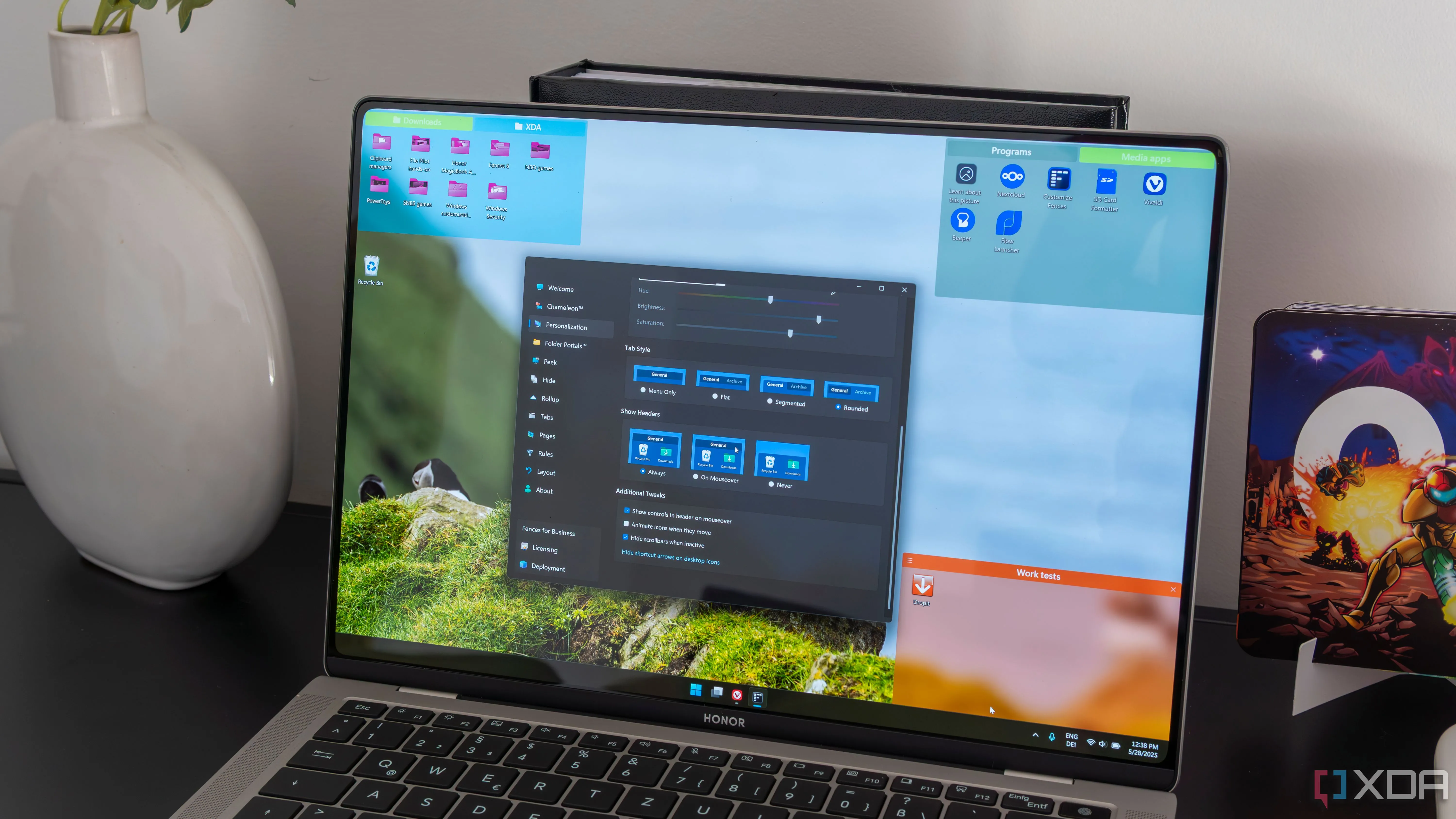 Máy tính xách tay chạy Windows 11 với giao diện tùy chỉnh
