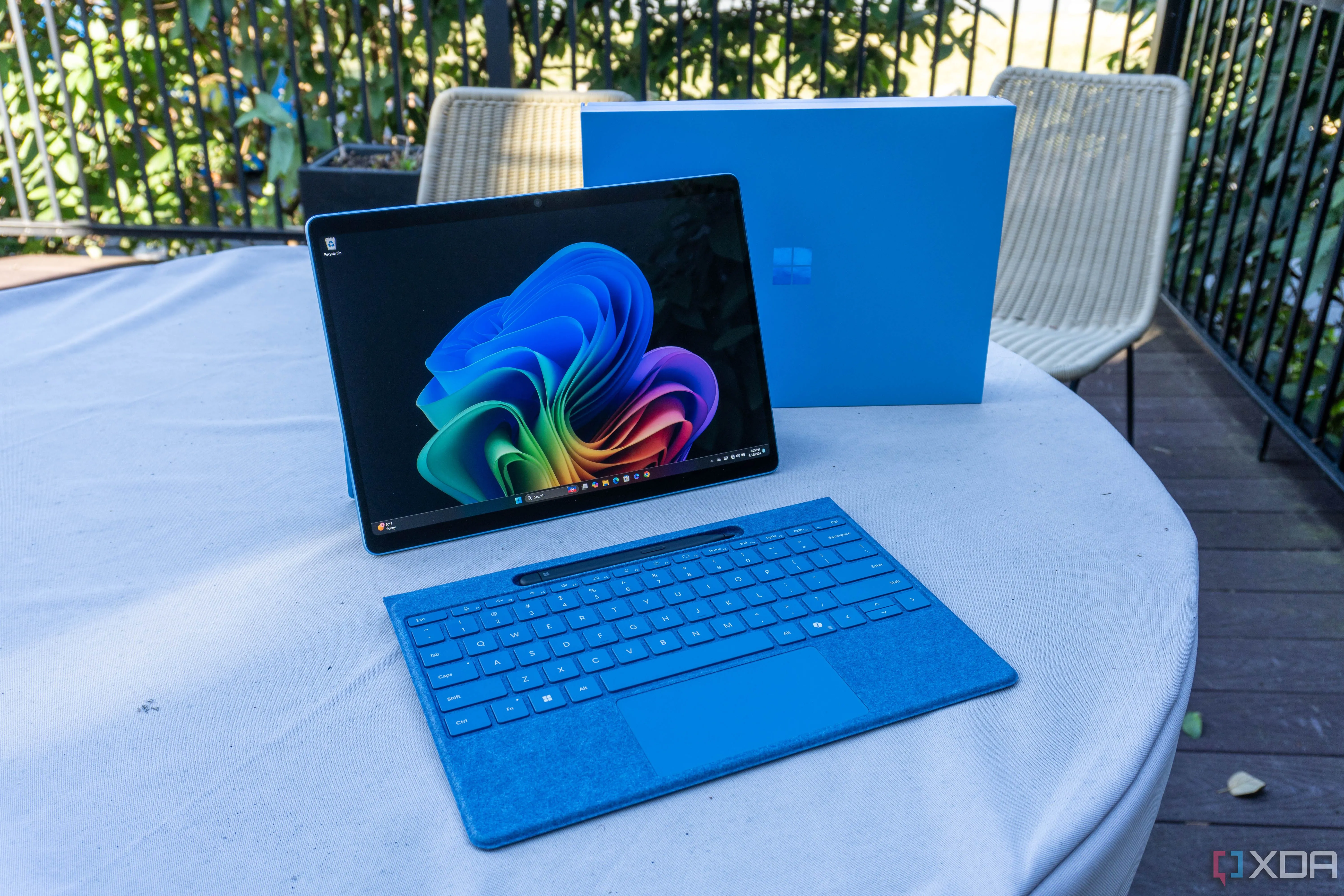 Microsoft Surface Pro 11 sử dụng cùng bàn phím Flex Keyboard và bút Surface Pen