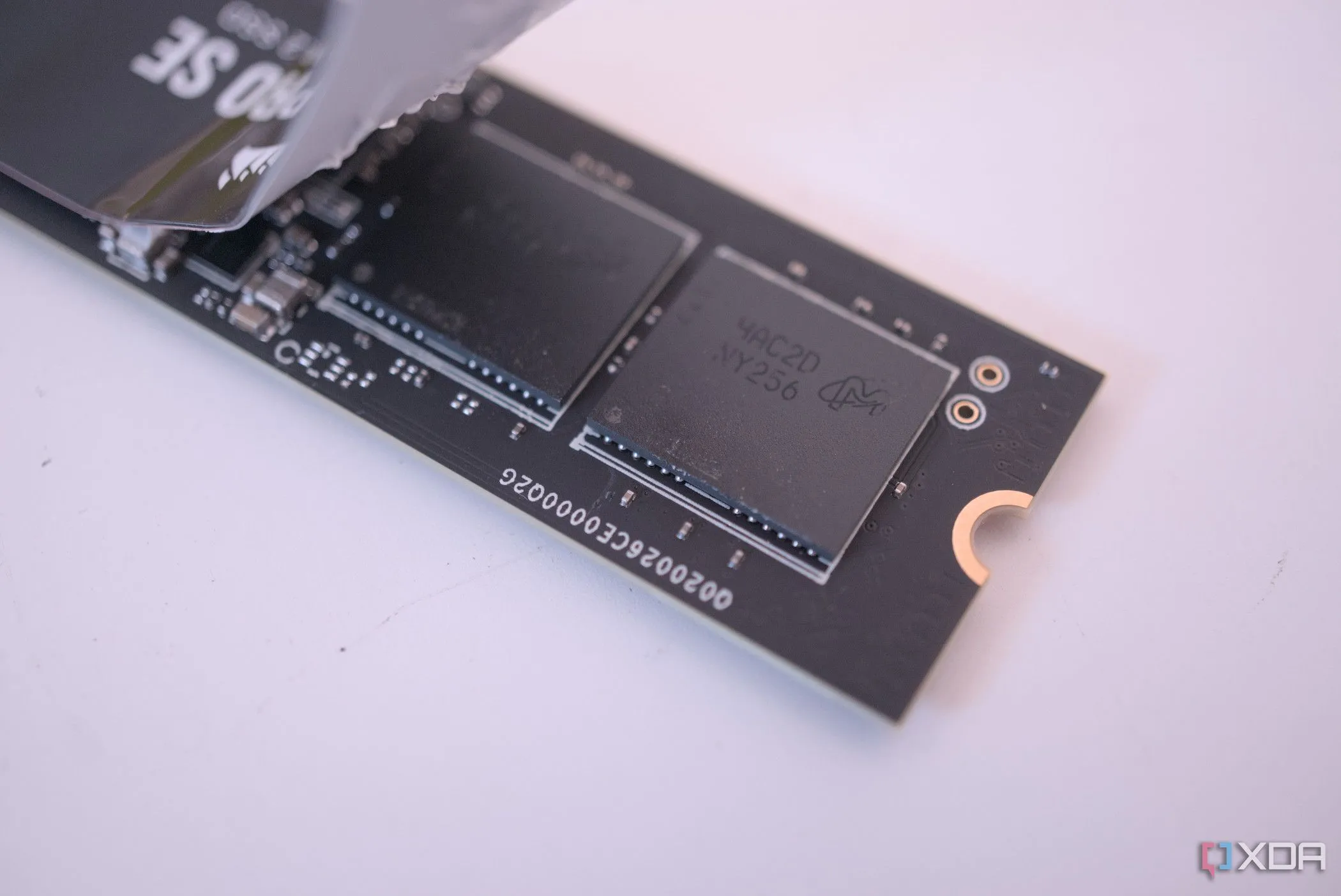 Mô-đun NAND flash của SSD Corsair MP700 Pro SE, minh họa công nghệ lưu trữ flash có thể gặp vấn đề khi không có điện trong thời gian dài
