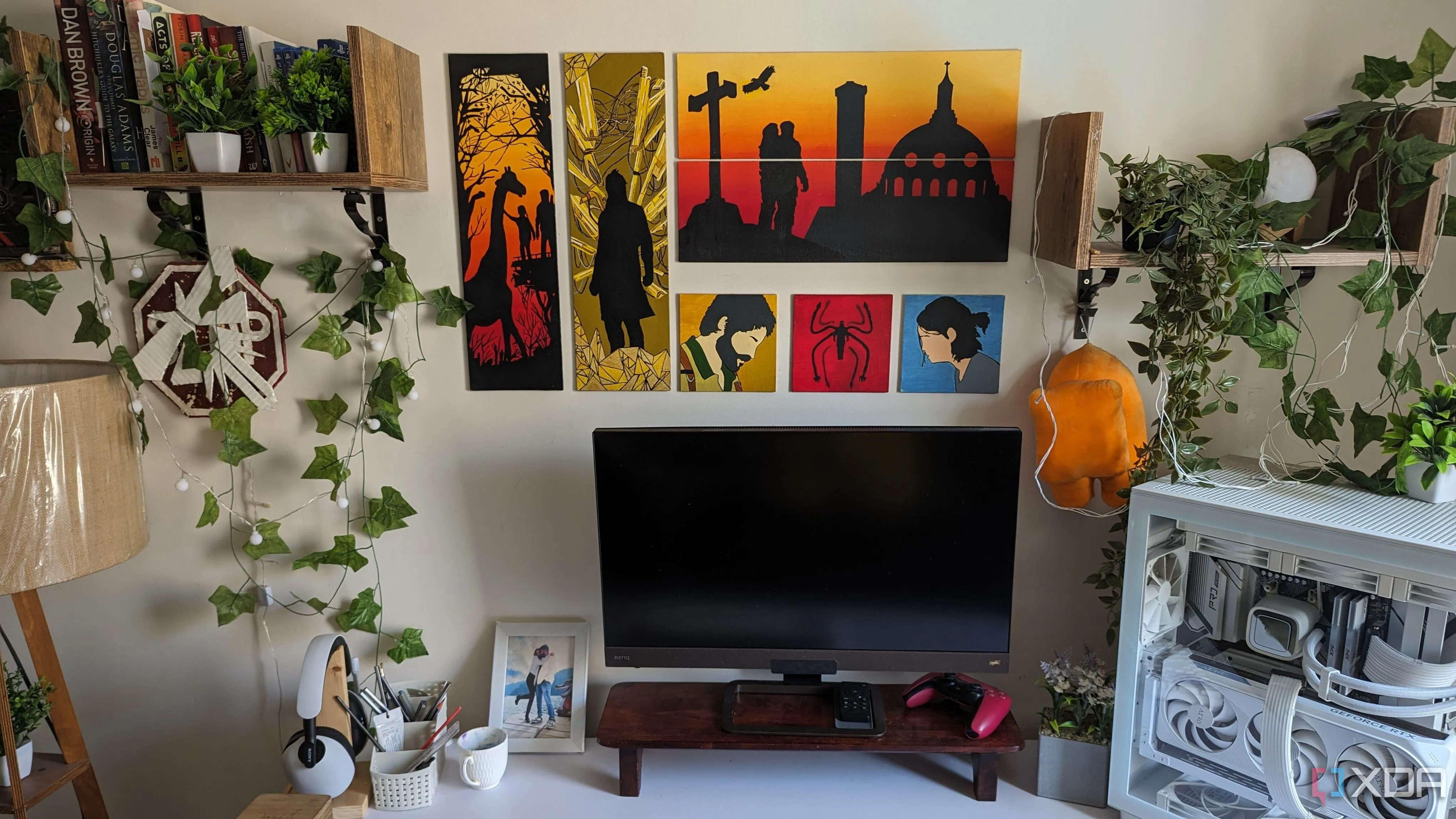 Một góc setup PC chơi game được trang trí