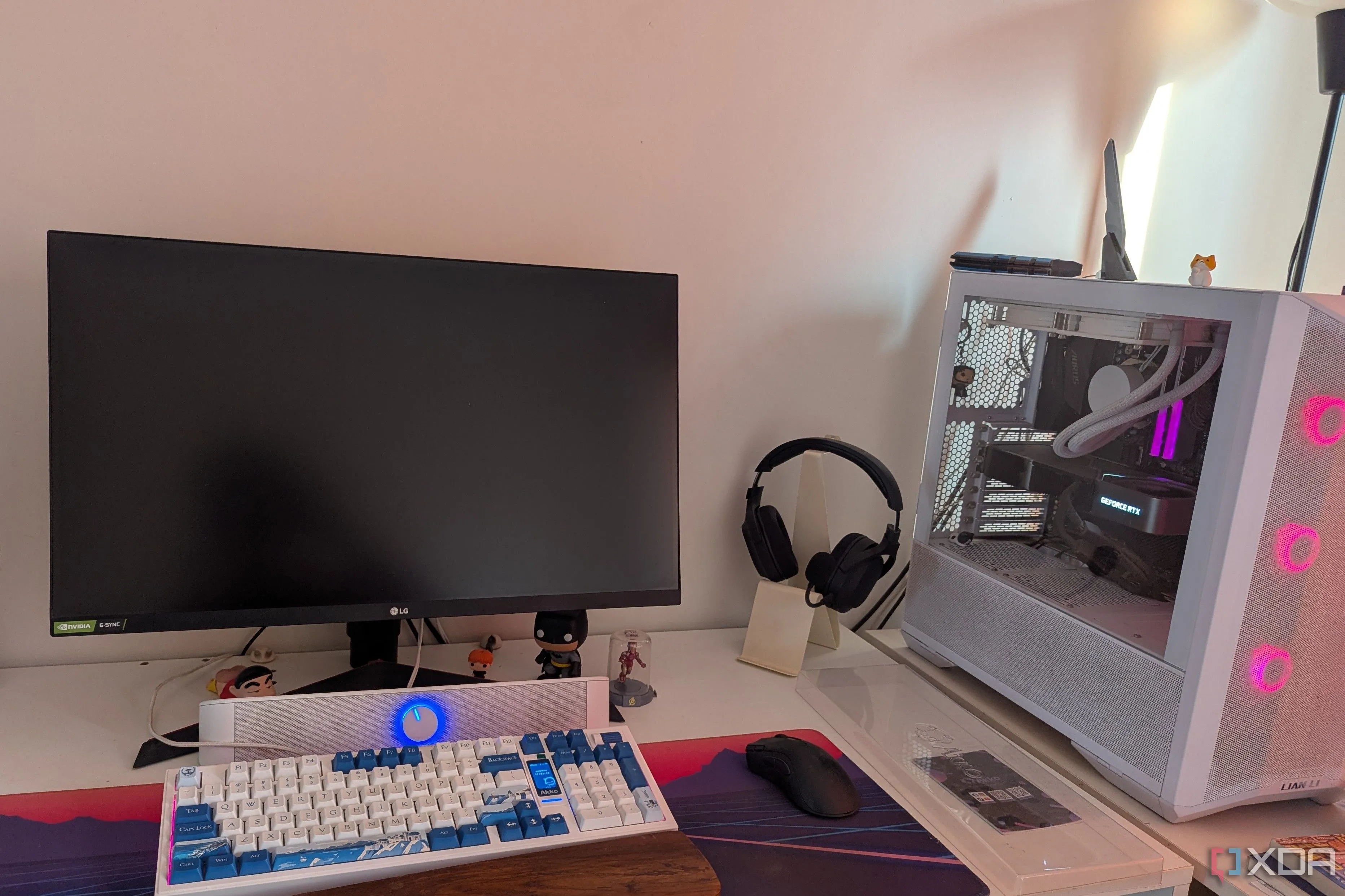 Một góc setup PC gaming, nơi soundbar có thể là giải pháp âm thanh gọn gàng
