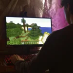 Một người đang chơi game trên laptop, minh họa cho trải nghiệm giải trí với game PC