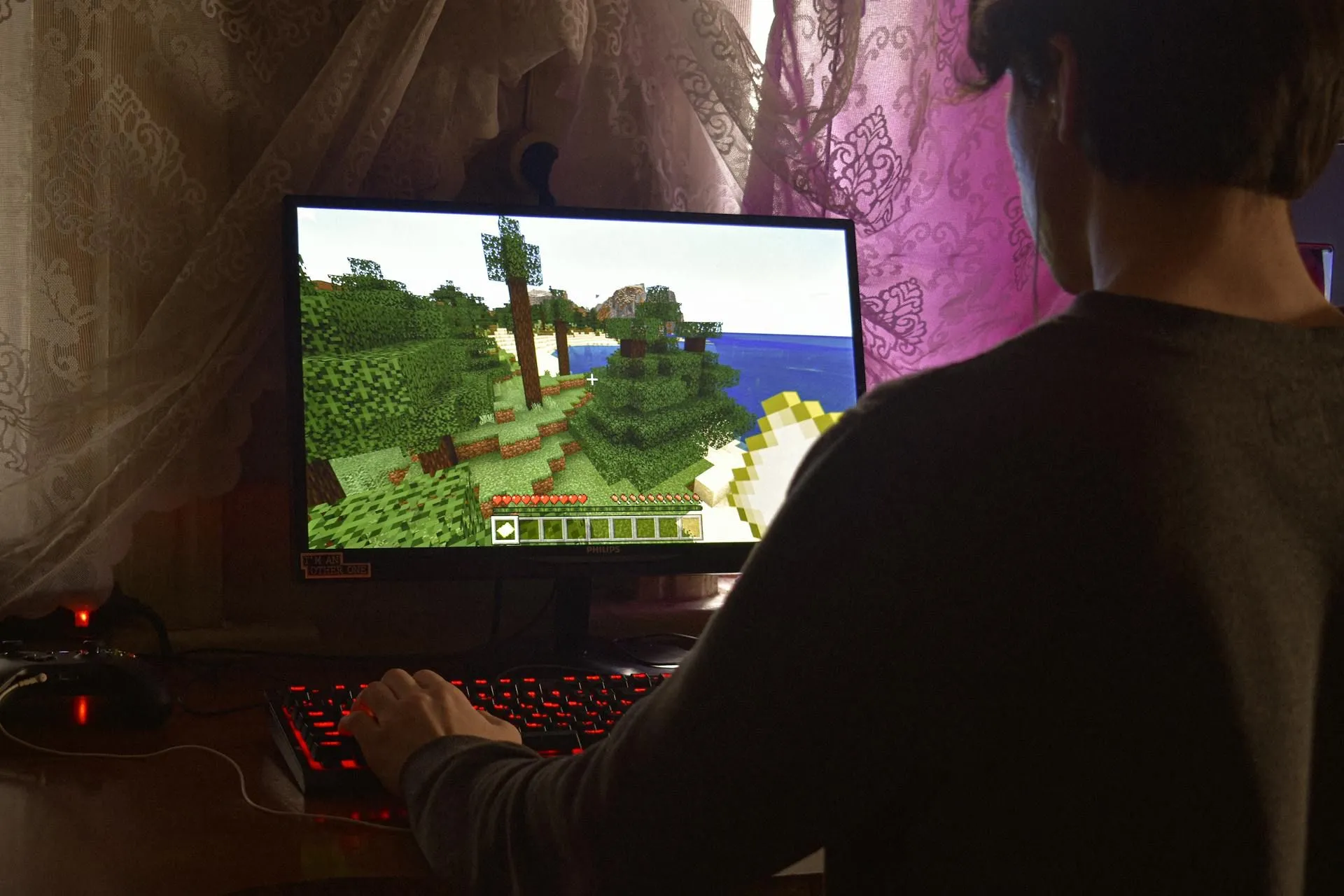 Một người đang chơi game trên laptop, minh họa cho trải nghiệm giải trí với game PC