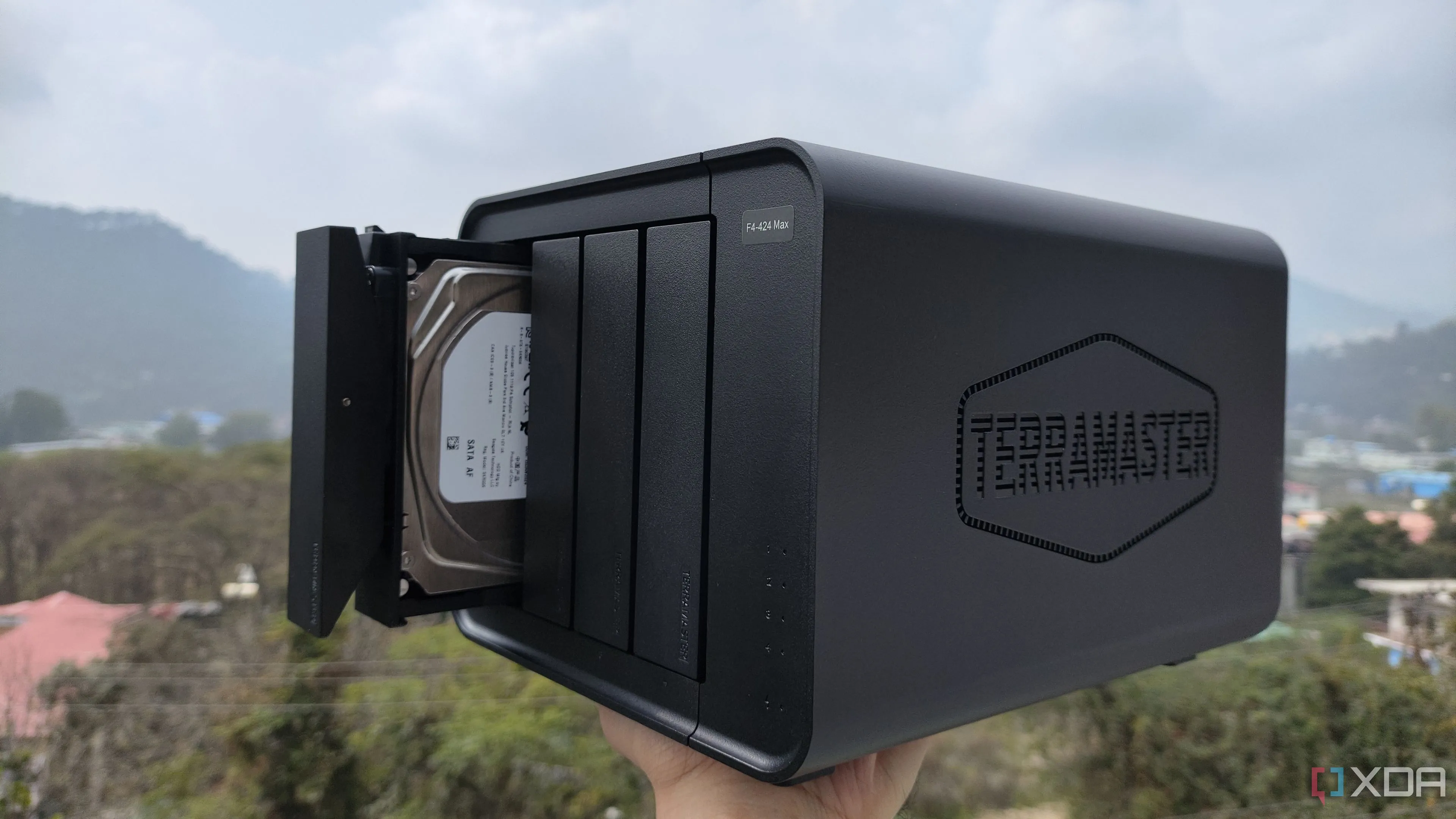 Người dùng cầm thiết bị NAS TerraMaster F4-424 Max