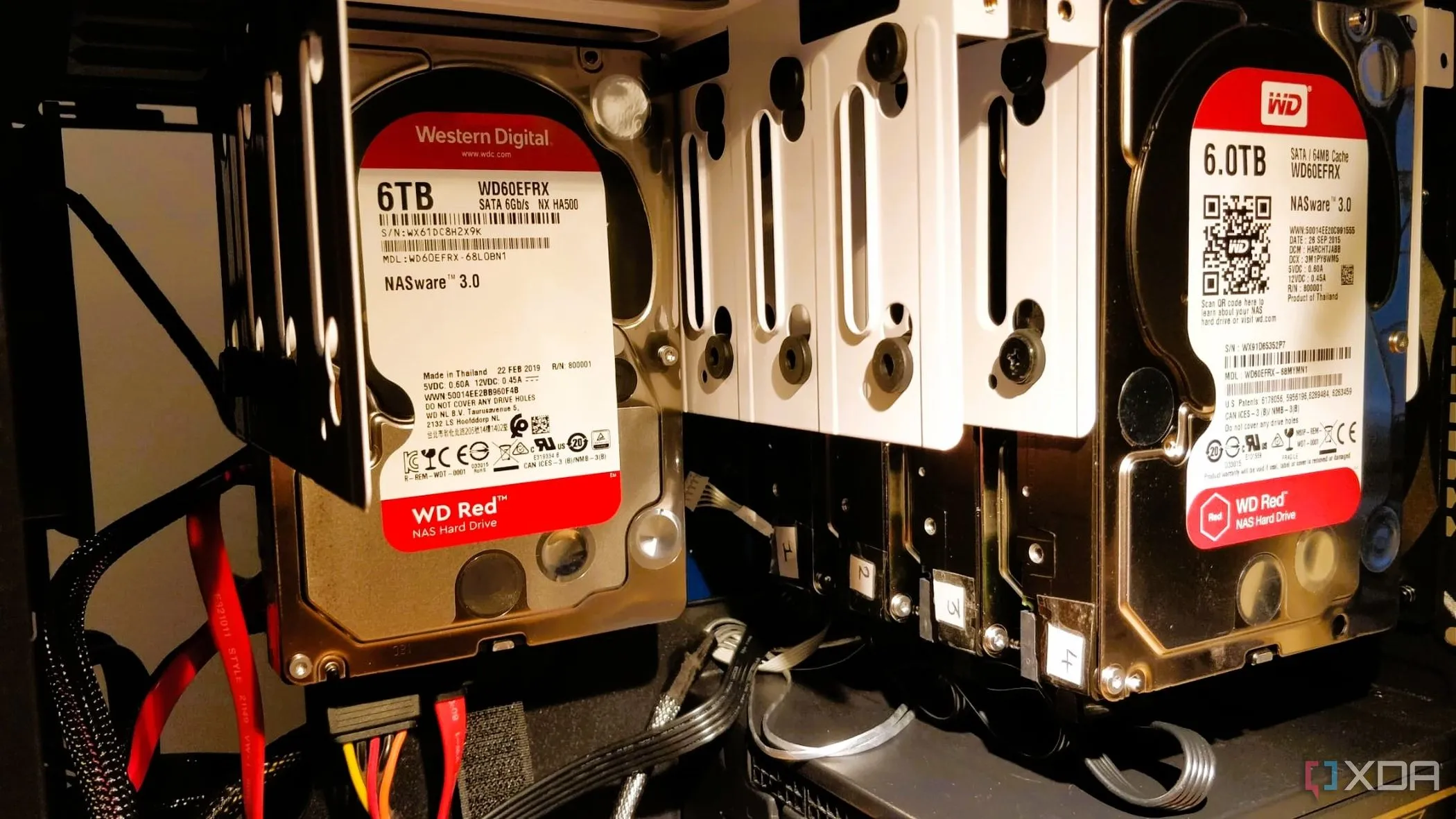 Nhiều ổ cứng HDD được xếp gọn gàng trong khay lưu trữ chuyên dụng