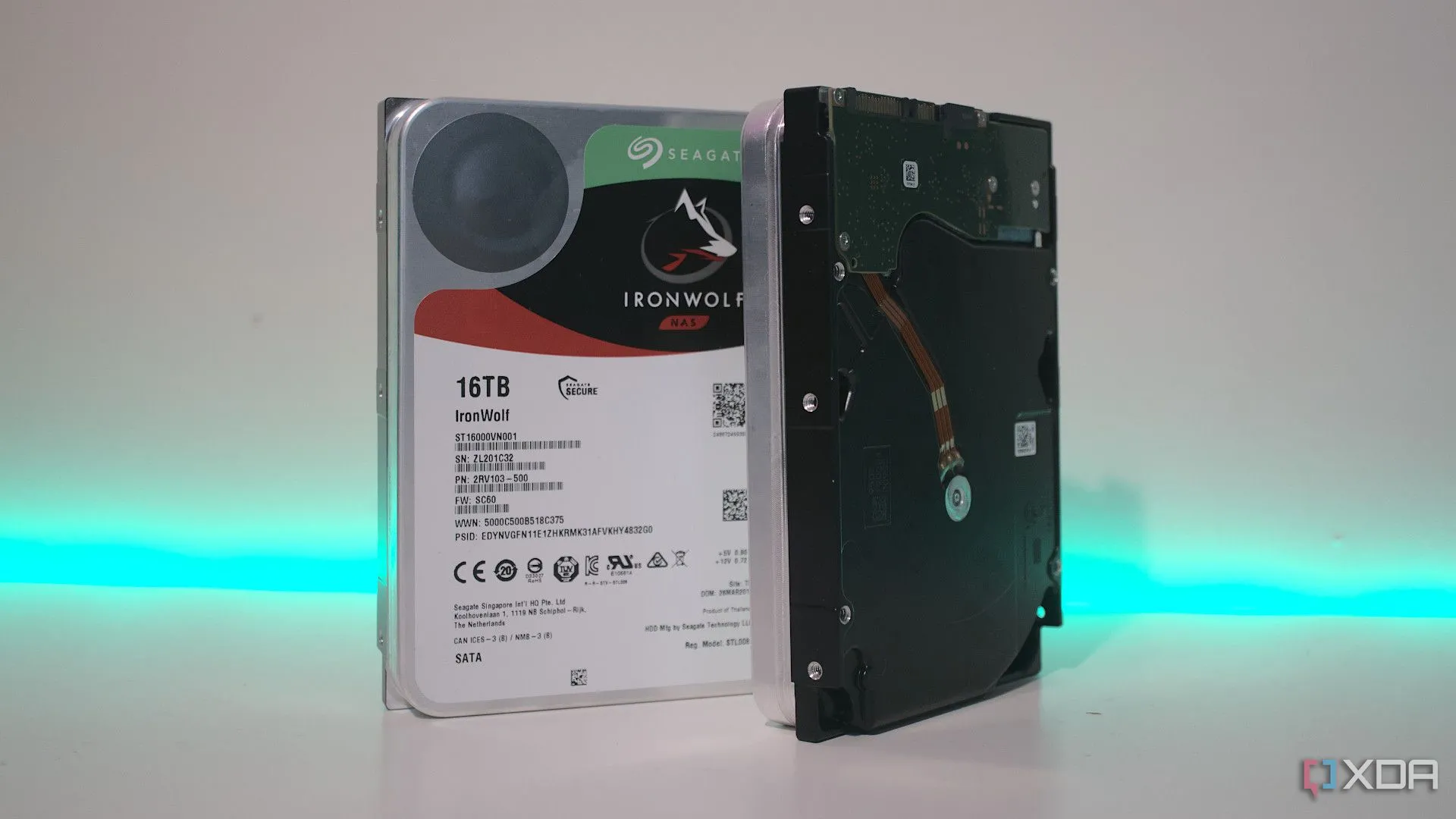 Ổ cứng HDD Seagate IronWolf dung lượng 16TB, minh họa khả năng lưu trữ lớn cần thiết cho sao lưu và NAS