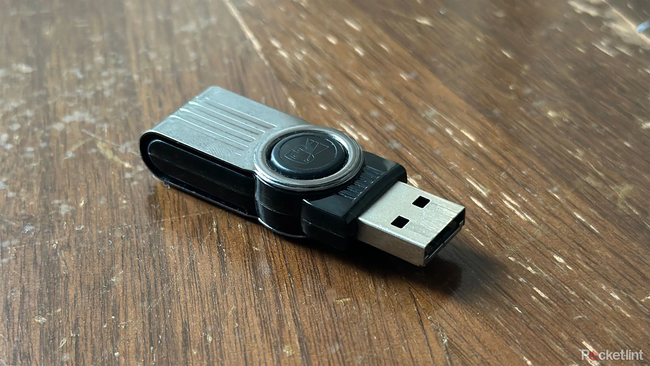 Ổ đĩa flash USB (USB stick), một thiết bị phổ biến sử dụng chuẩn USB 2.0