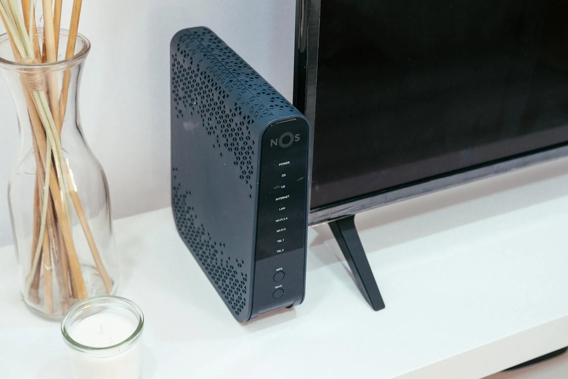 Router Wi-Fi trong nhà cạnh tivi