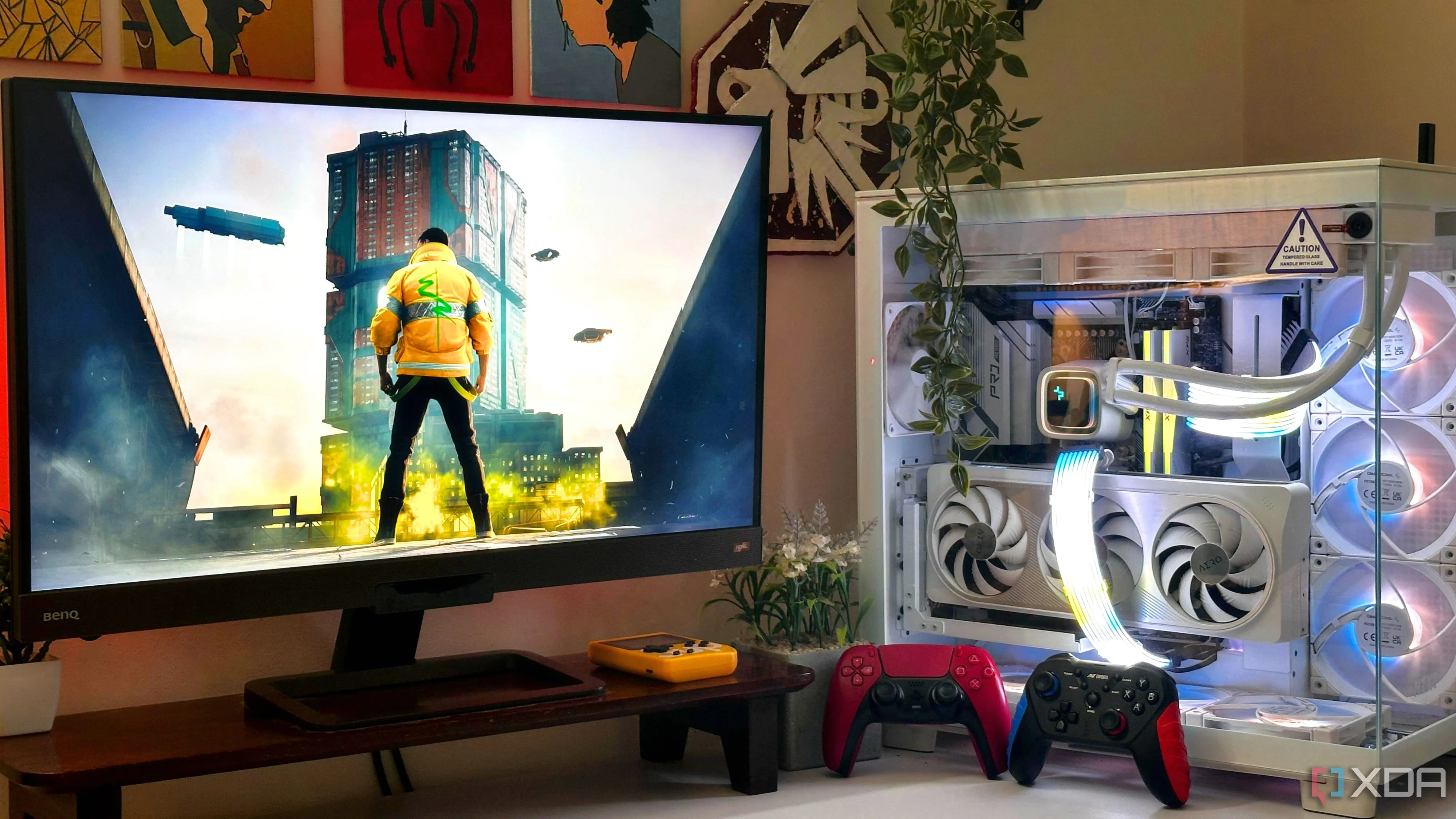 Setup máy tính hiện đại đang chơi game Cyberpunk 2077