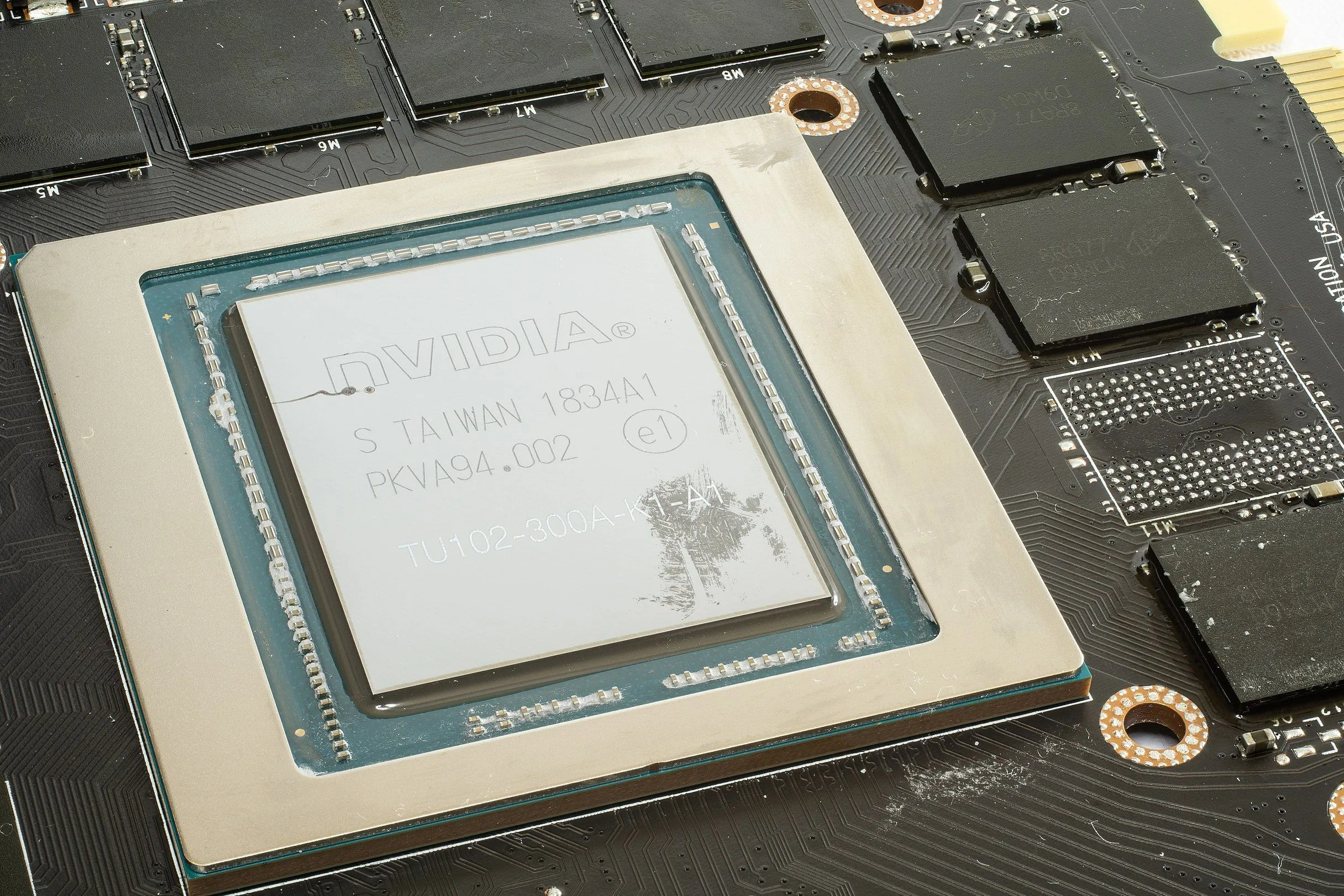 Sơ đồ minh họa nhân GPU và chip nhớ VRAM trên card đồ họa
