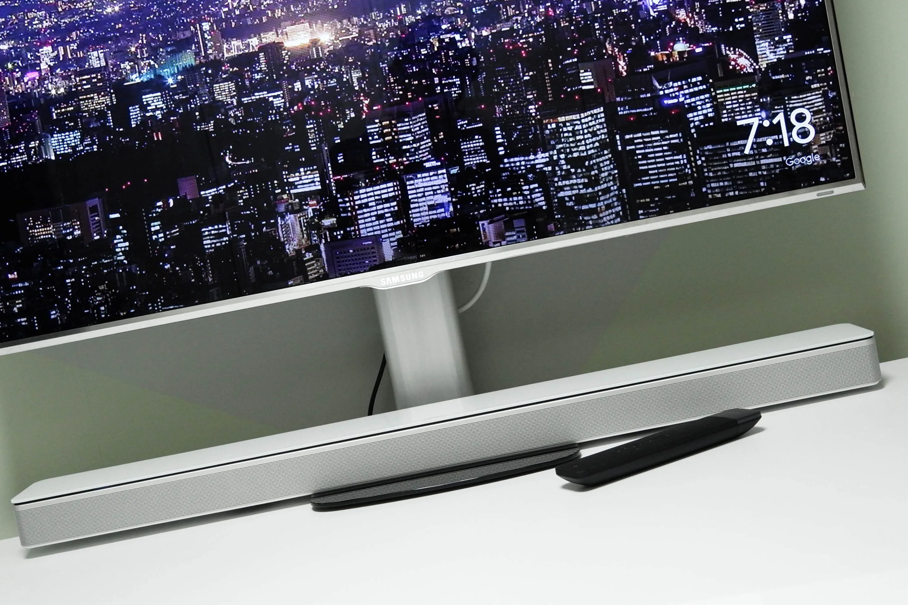 Soundbar được đặt gọn gàng phía dưới màn hình PC