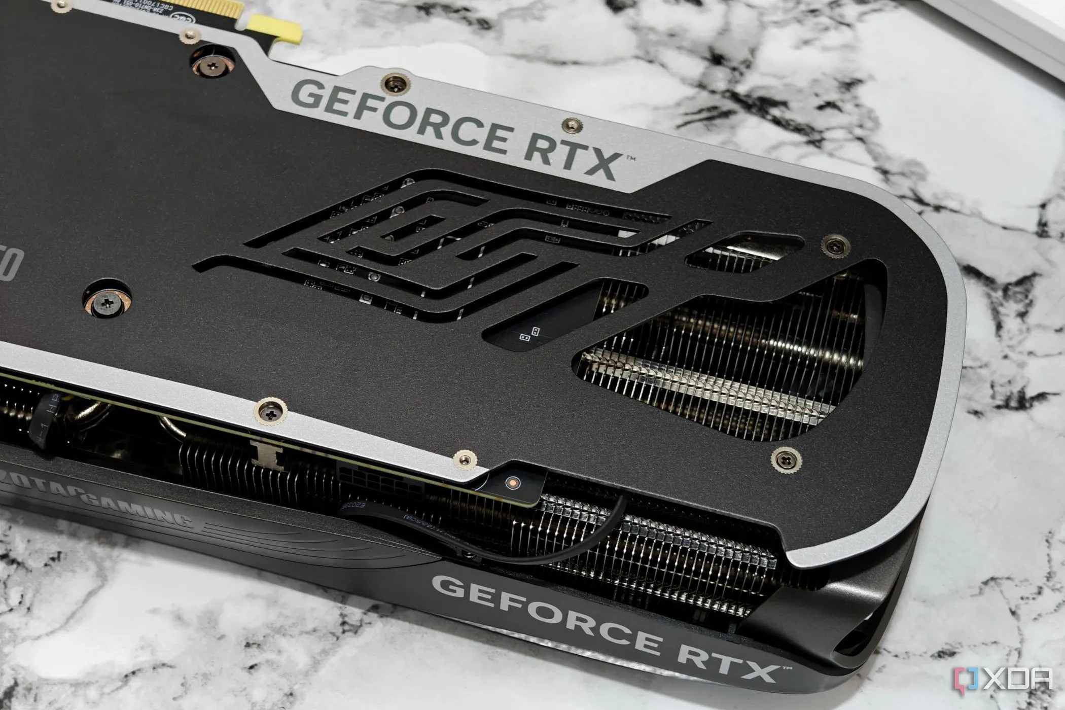 Tản nhiệt và bo mạch của card màn hình Zotac Gaming GeForce RTX 4070 Super Trinity Black Edition sau khi tháo rời