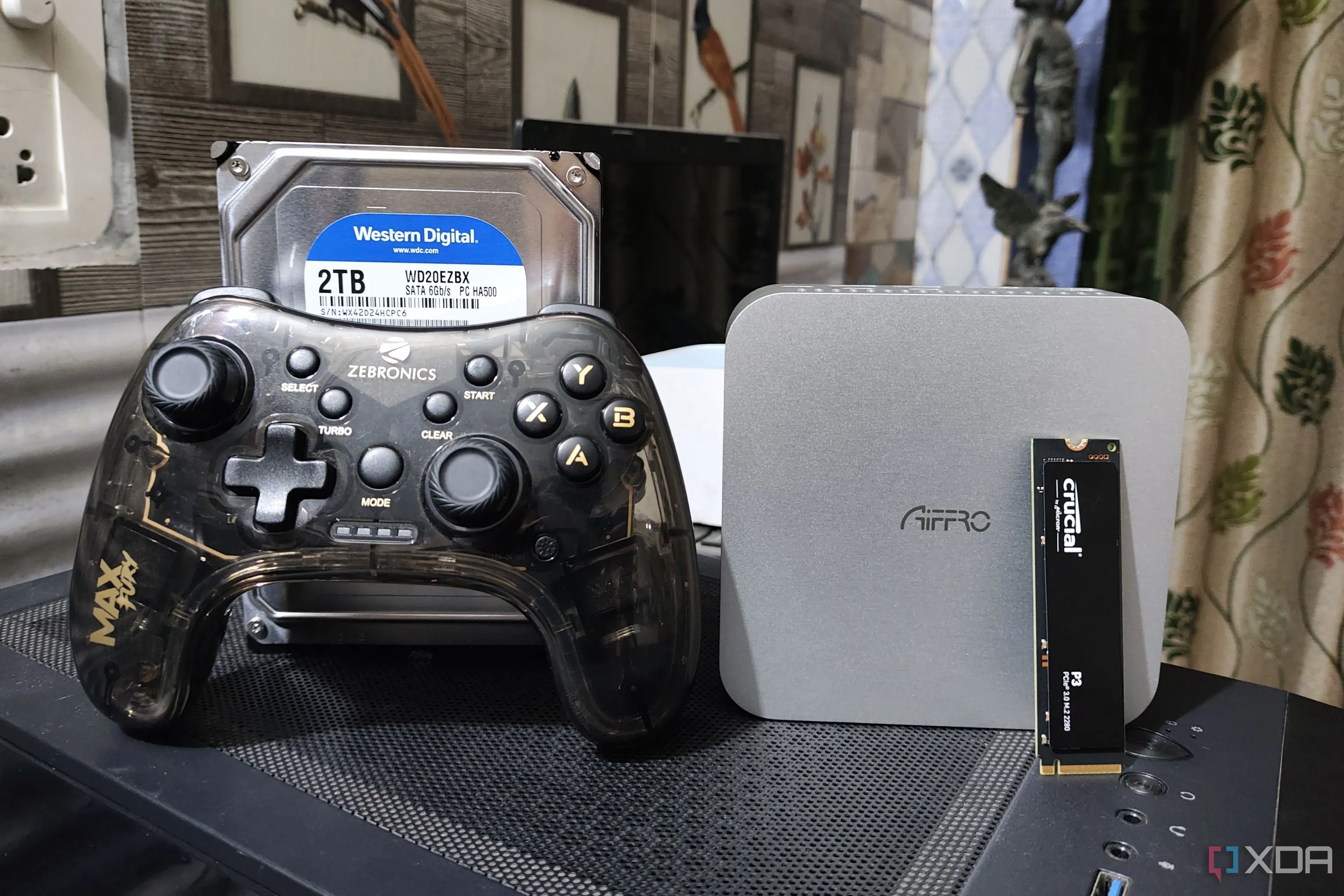 Thiết bị NAS Aiffro K100 cùng bộ điều khiển game, ổ cứng HDD và SSD
