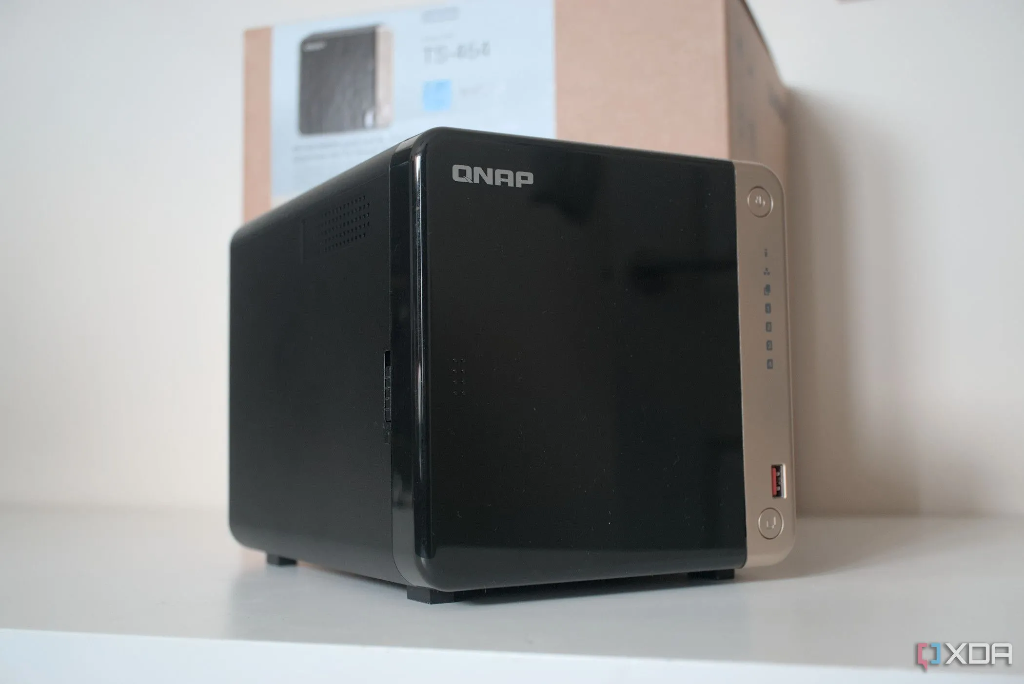 Thiết bị NAS QNAP TS-464 với nhiều khay ổ cứng, lý tưởng cho máy chủ đa phương tiện tại gia