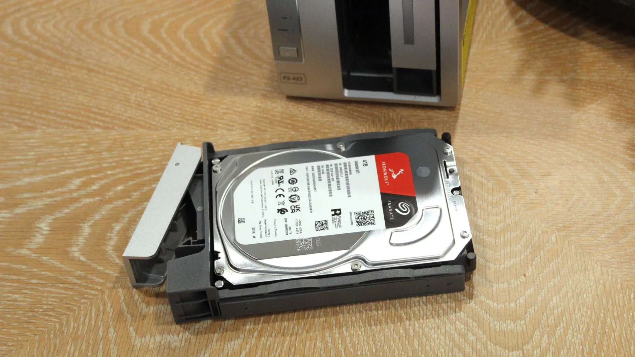 Thiết bị Terramaster F2 423 với ổ cứng Seagate trong khung hình
