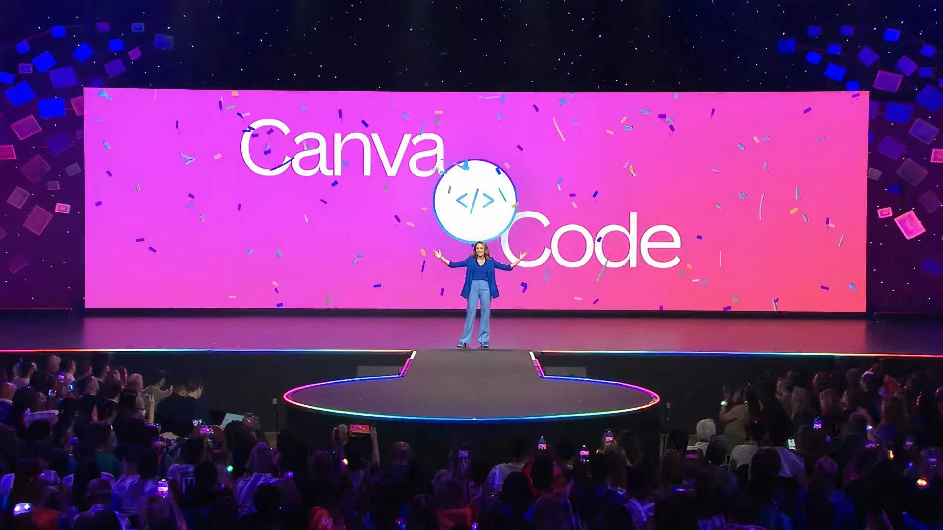 Các diễn giả giới thiệu Canva Code mới trên màn hình lớn, tính năng biến ý tưởng thành sản phẩm kỹ thuật số không cần code.