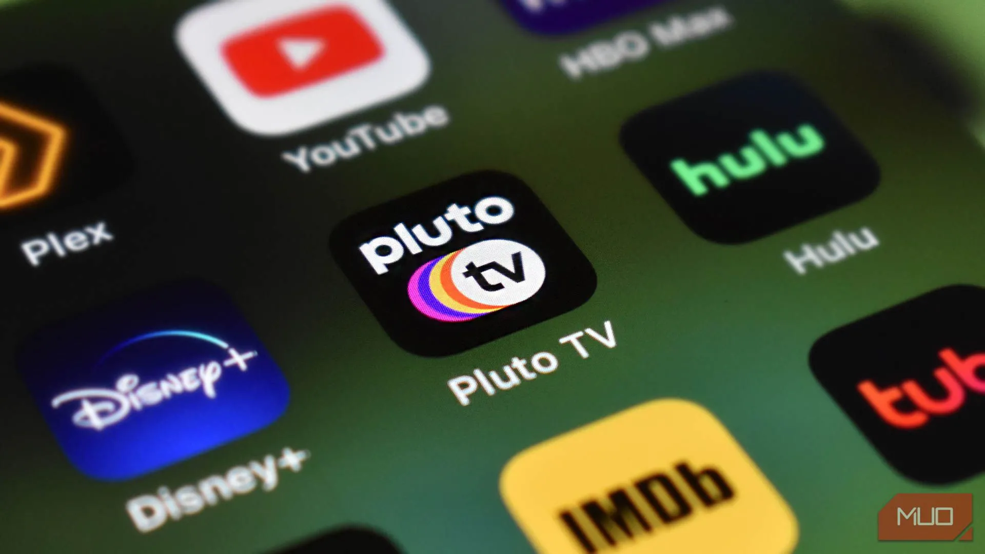 Các ứng dụng dịch vụ streaming miễn phí như Pluto TV trên màn hình điện thoại, thể hiện sự đa dạng lựa chọn giải trí