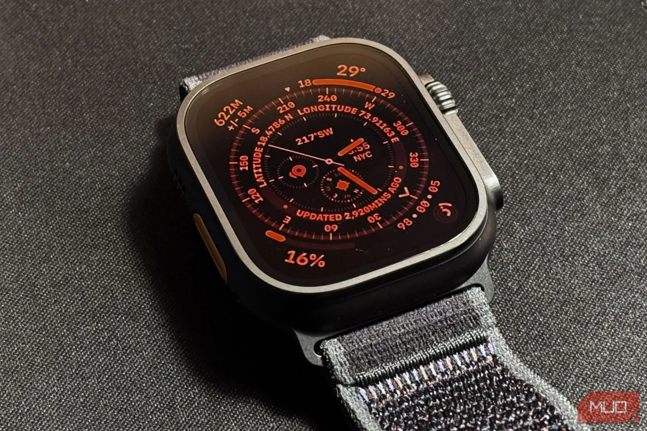 Chế độ ban đêm màu đỏ đặc trưng trên mặt đồng hồ Apple Watch Ultra 2